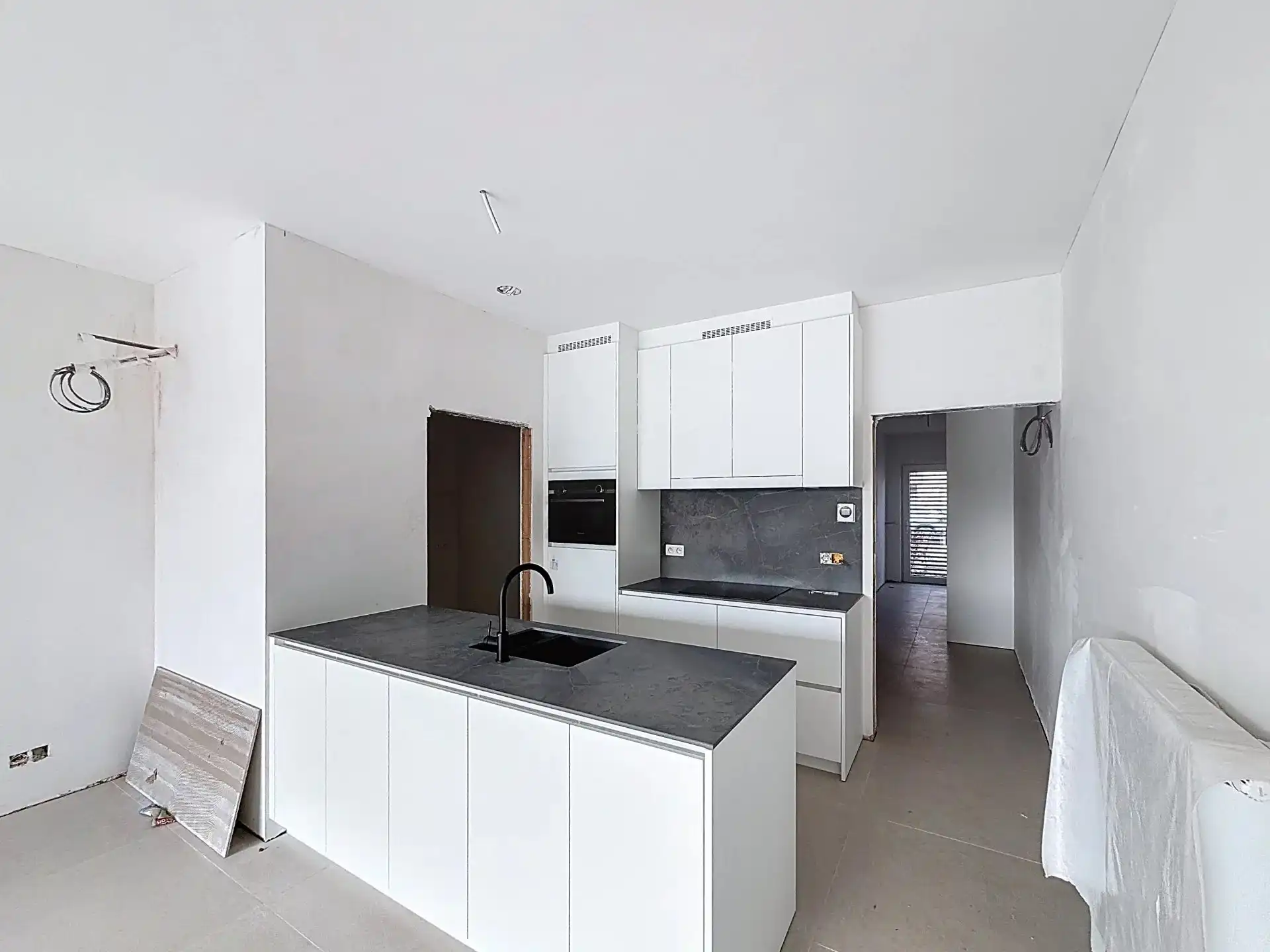 Luxueus en modern afgewerkt gelijkvloers appartement met tuin, 1 slaapkamer en 2 staanplaatsen. foto 4