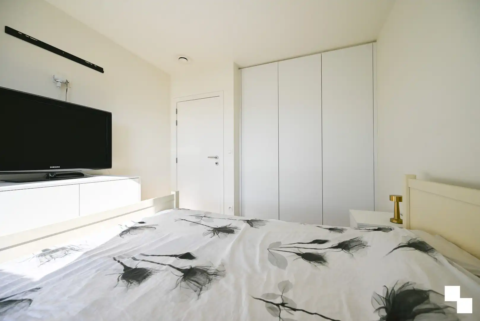 Instapklaar appartement met divers maatmeubilair te Izegem (Emelgem) foto 16