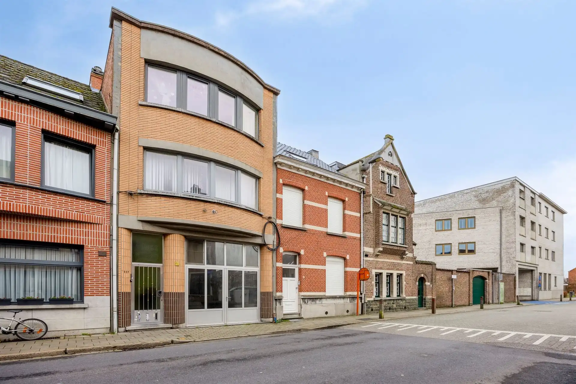 Riante woning, momenteel ingericht als 3 appartementen! foto 2