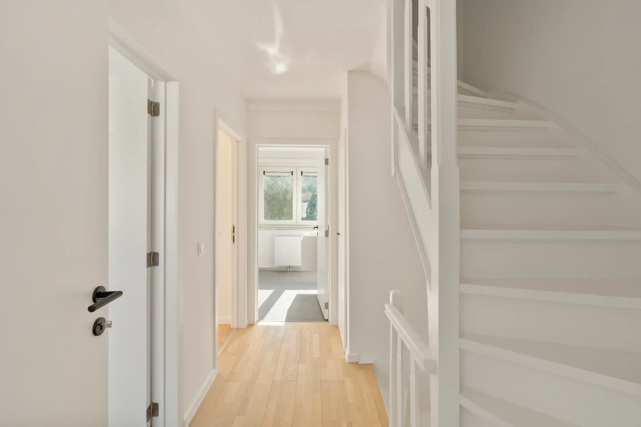 Volledig GERENOVEERDE woning met ZONNIGE TUIN en 3 SLK foto 17