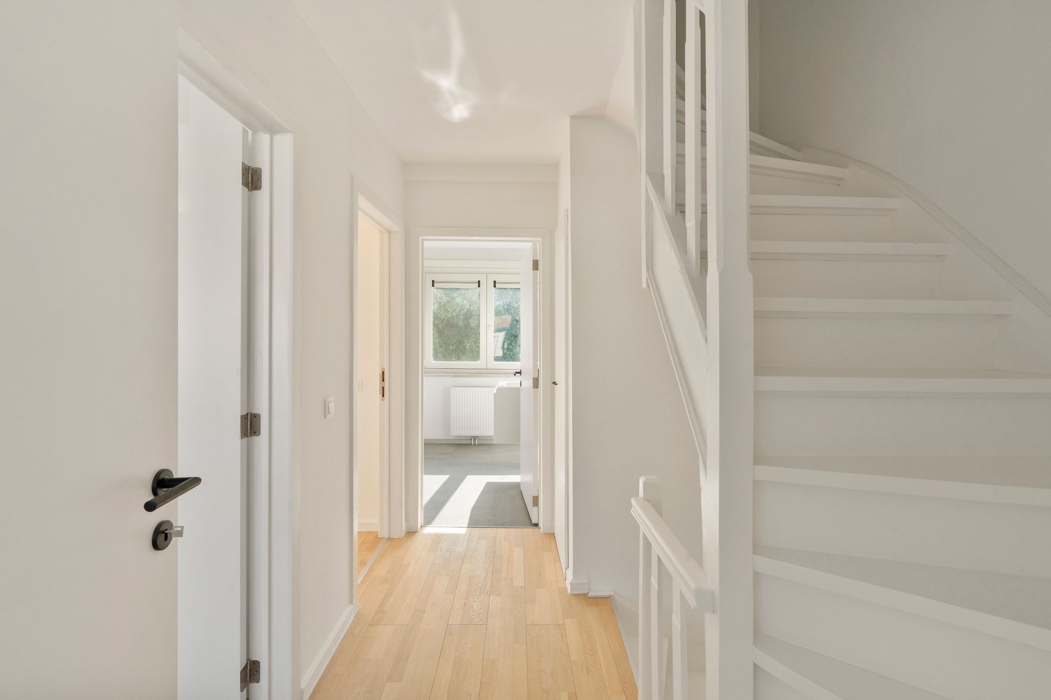 Volledig GERENOVEERDE woning met ZONNIGE TUIN en 3 SLK foto 17