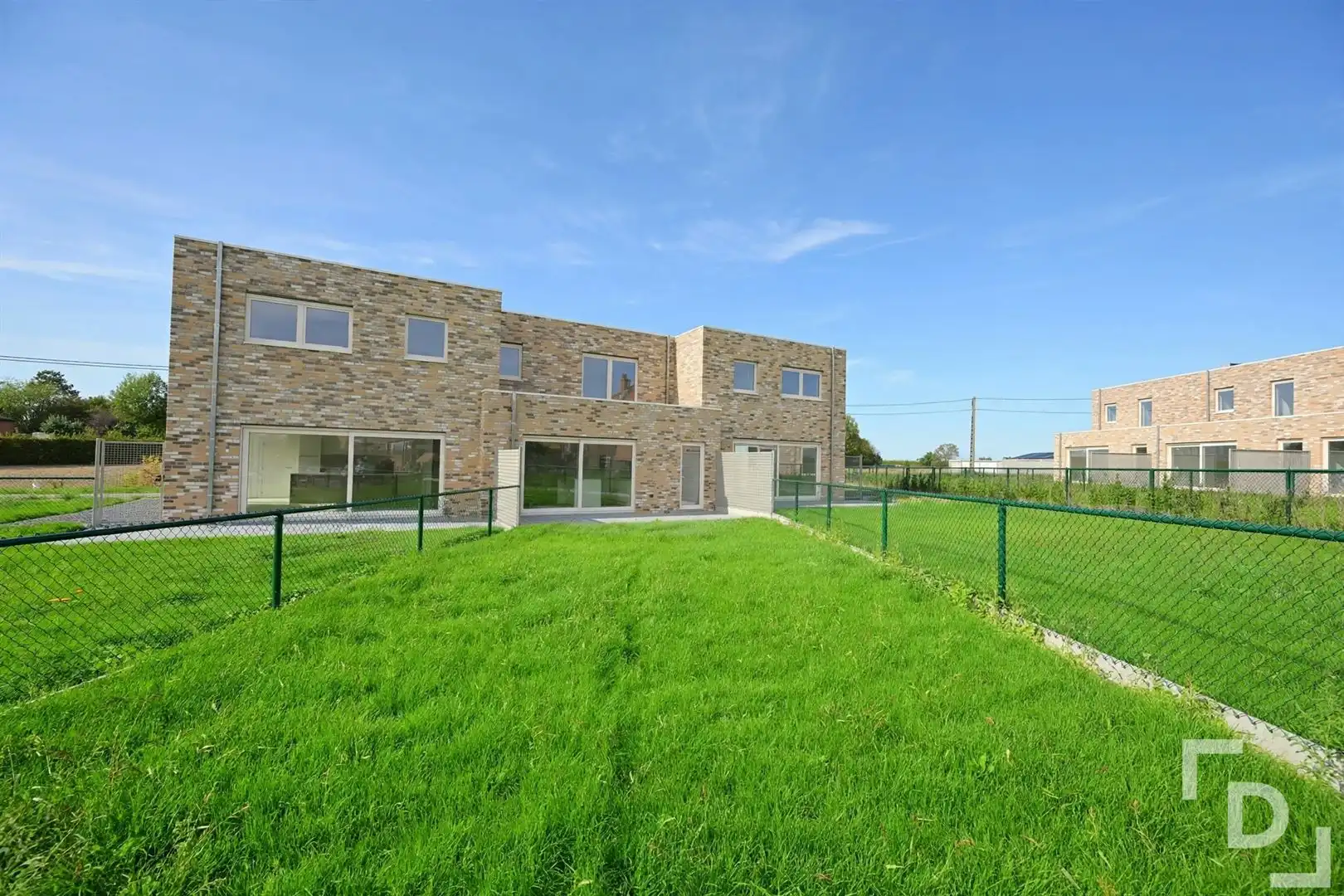 Afgewerkte nieuwbouwwoning in hartje Proven. foto {{pictureIndex}}