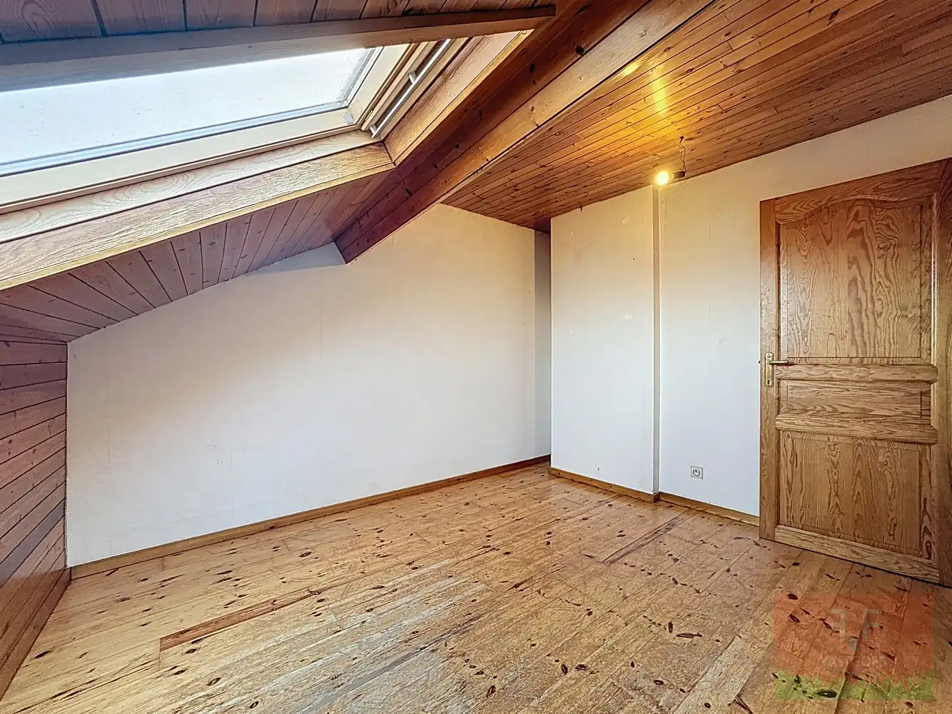 Triplex appartement (4 slaapkamers) met verhuurde winkelruimte en aparte garage te koop in centrum Zottegem foto 20