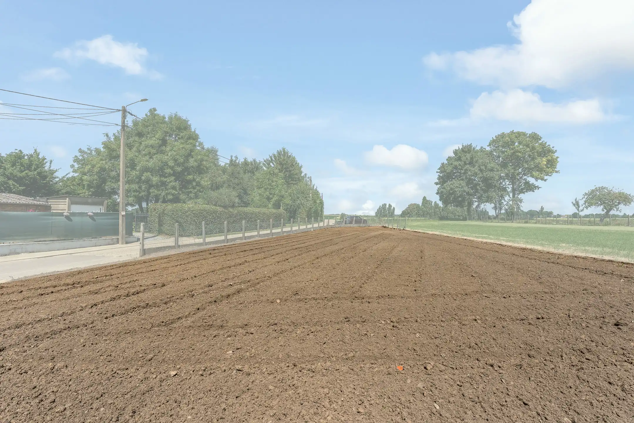 Vrijstaande bouwgrond met landelijk verzicht foto {{pictureIndex}}