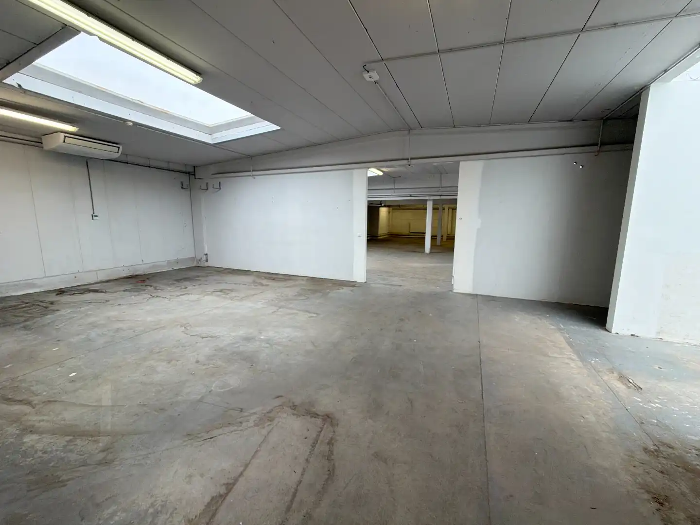 Magazijn met kantoren en buitenopslag te huur in Wilrijk foto 12
