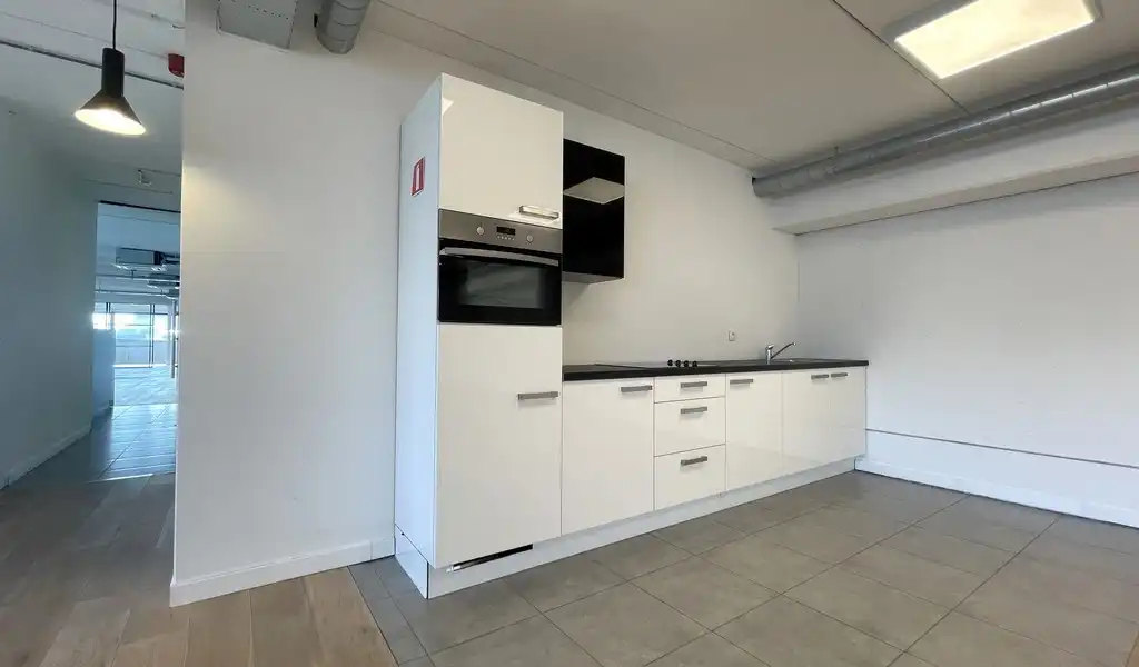 Modern afgewerkte kantoorruimte te huur in Burcht foto 5