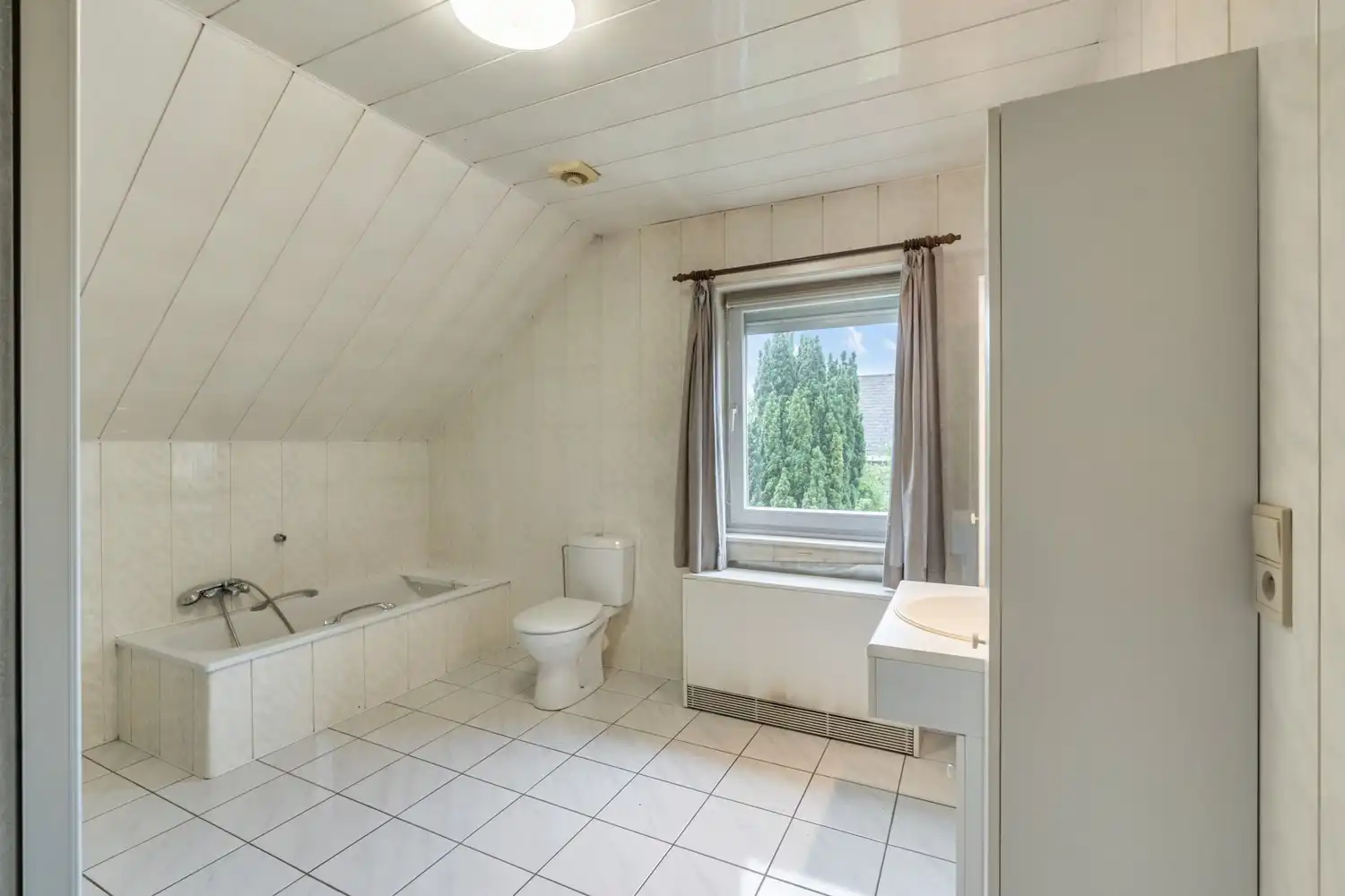 Te renoveren woning met vier slaapkamers, inpandige garage en noordwest georiënteerde tuin op een perceel van 6 are 78 ca te Begijnendijk ! foto 13