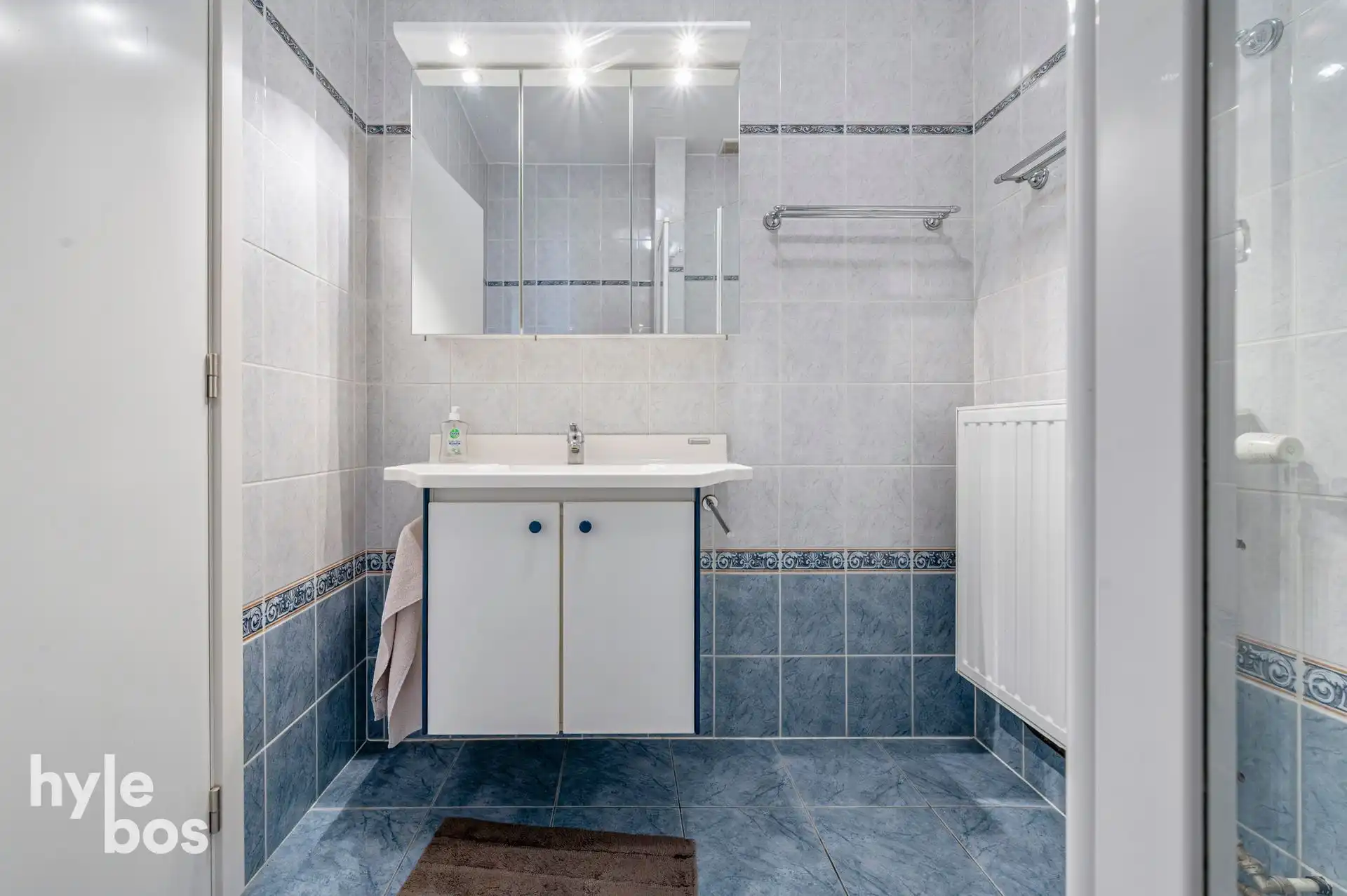 Ruim lichtrijk hoekappartement met garage foto 15