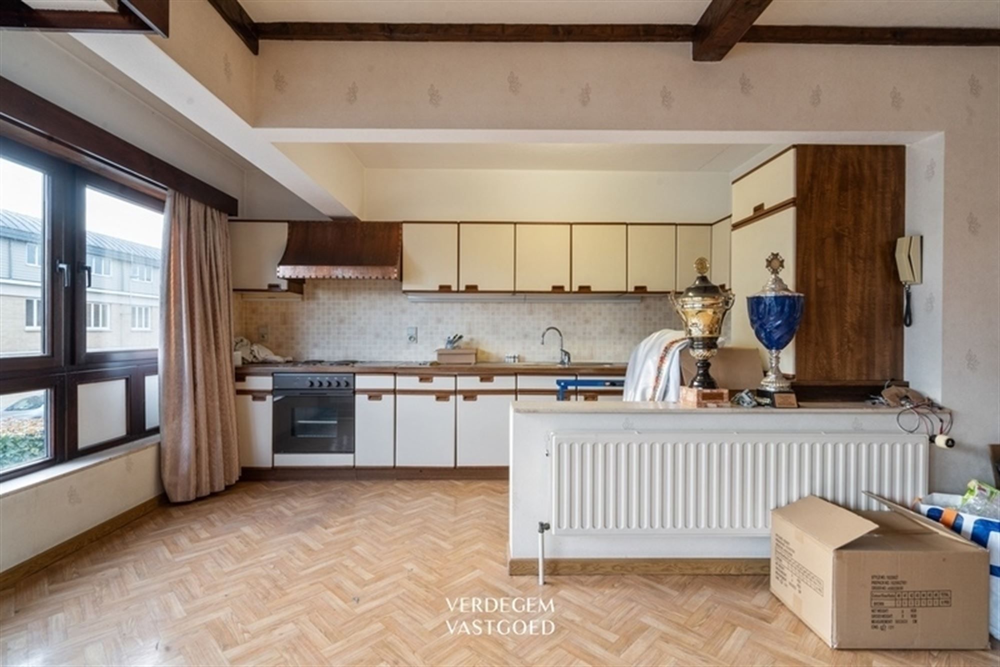 Handelspand met woonst tegenover ziekenhuiscampus Lokeren foto 7