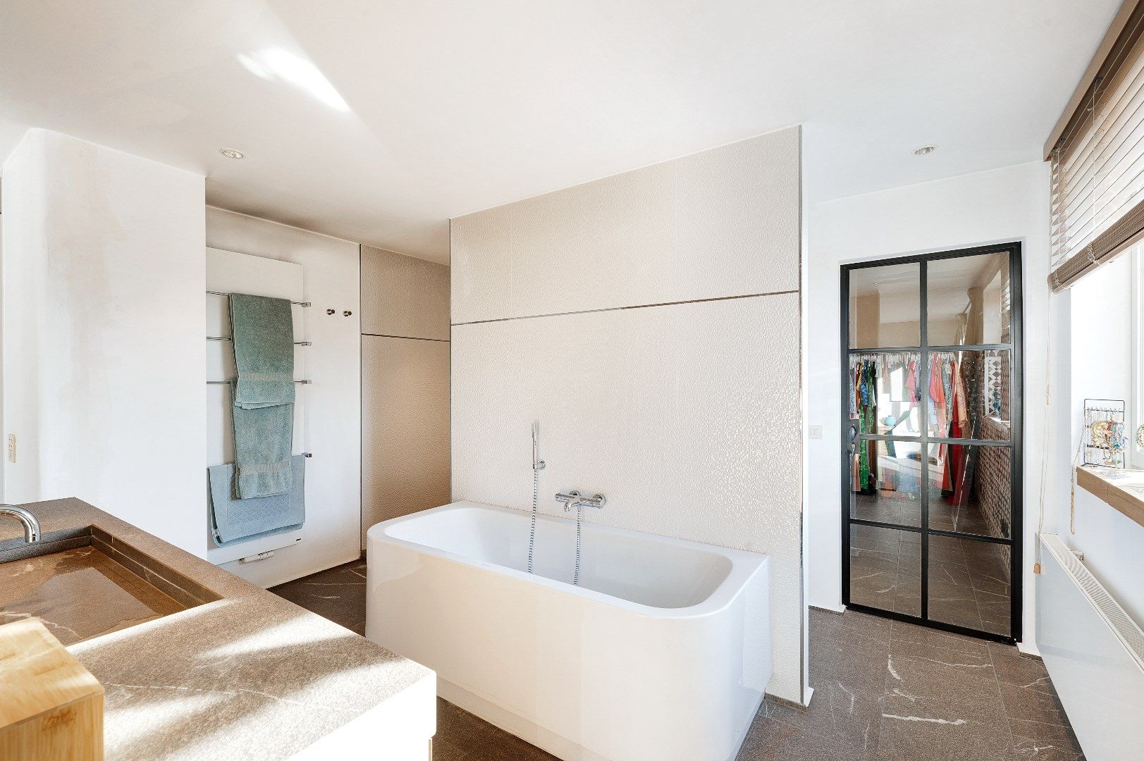 Luxueus afgewerkte villa met  buitenzwembad. foto 17