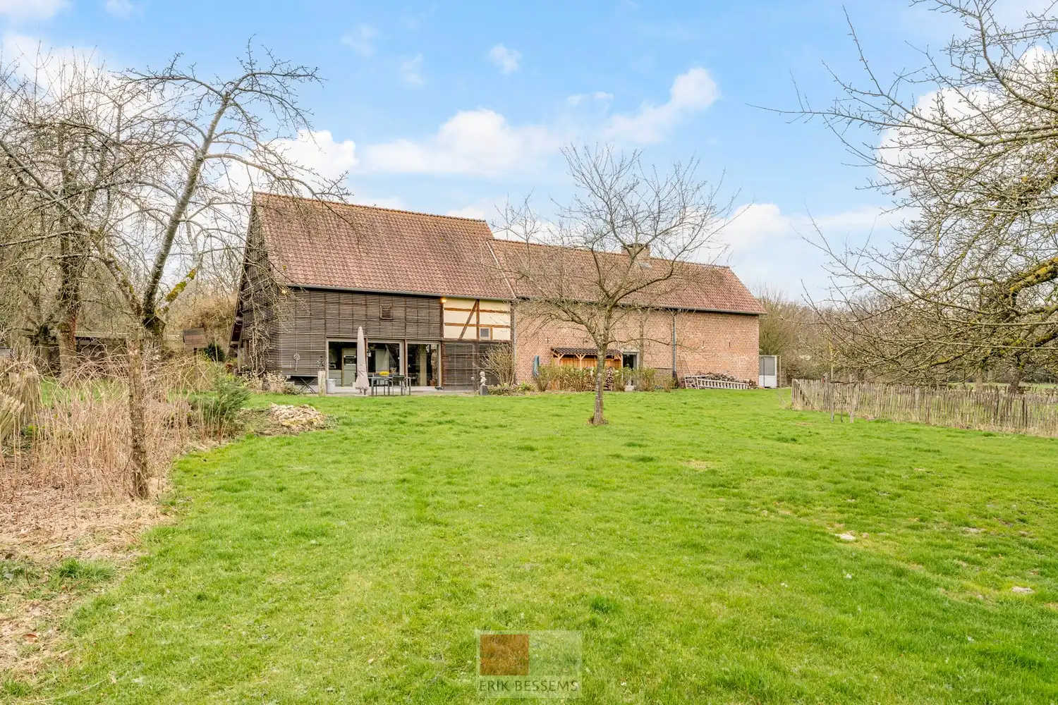 Een zeer karaktervol woonerf van maar liefst 3996 m² met bijzondere uitstraling, bestaande uit een prachtige hoofdwoning (voormalige schuur en stallen) en een charmant vakwerkhuis. foto 3
