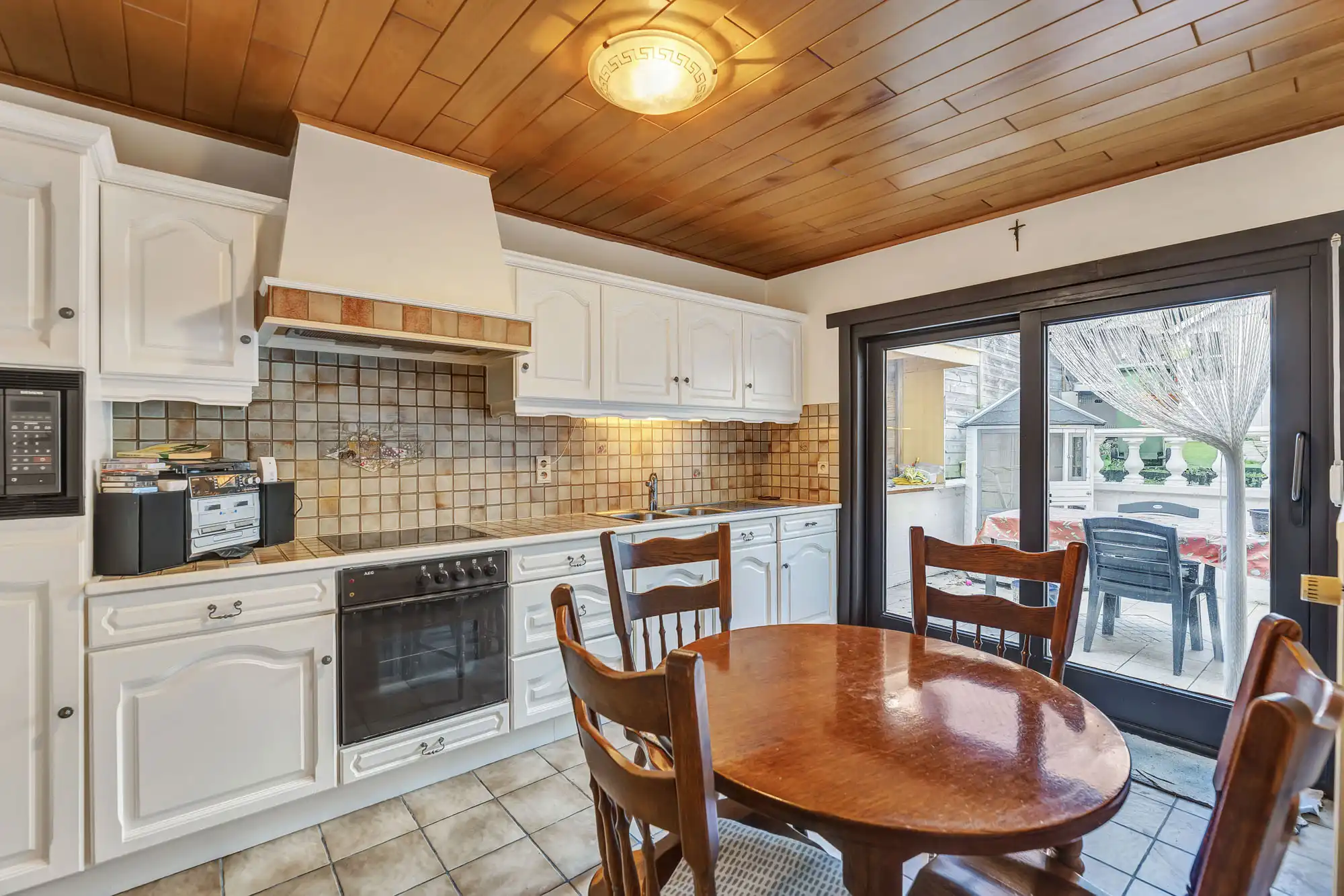 Goed onderhouden woning met garage foto 10