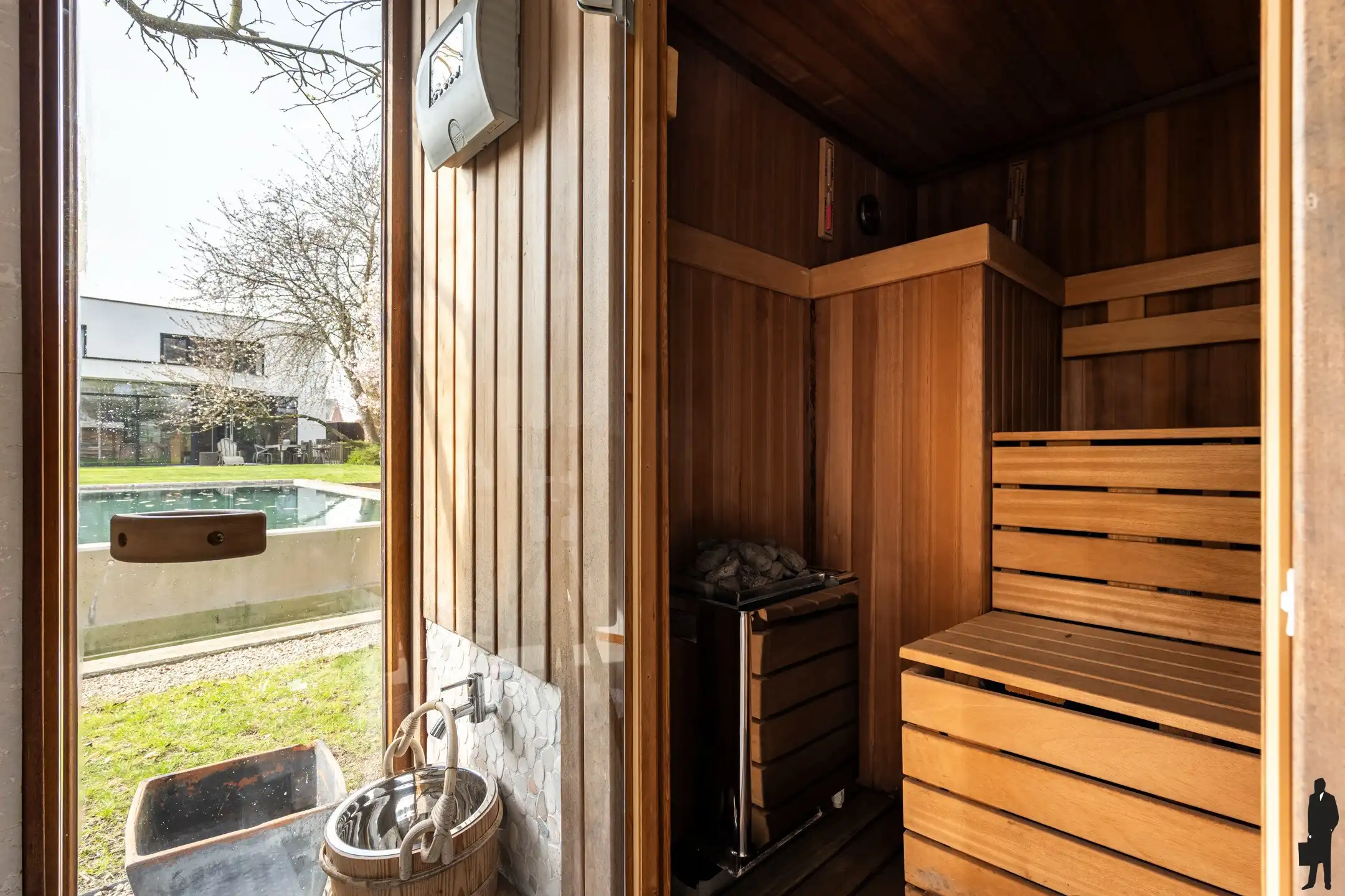 Luxueus energetisch gerenoveerde woning met verwarmd zwembad foto 24