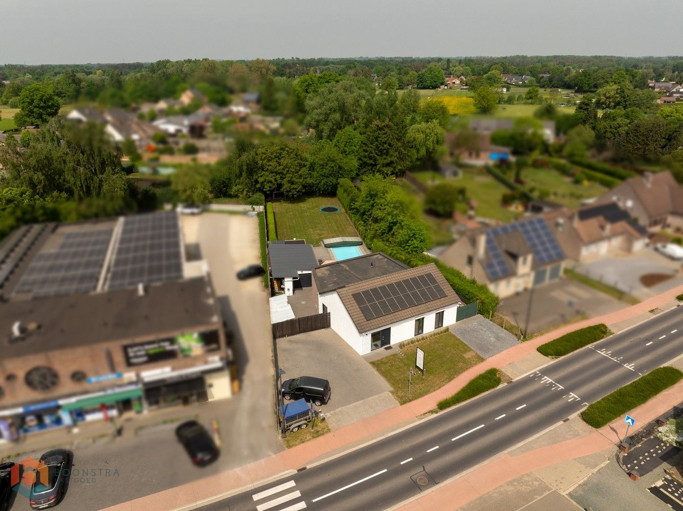 Gelijkvloerse woning met 3 slpkrs, ruime tuin en zwembad foto {{pictureIndex}}