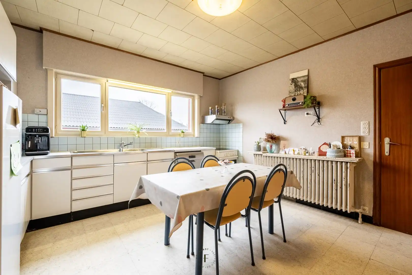 Strategisch gelegen woning met vernieuwde loods op toplocatie in Hooglede foto 9