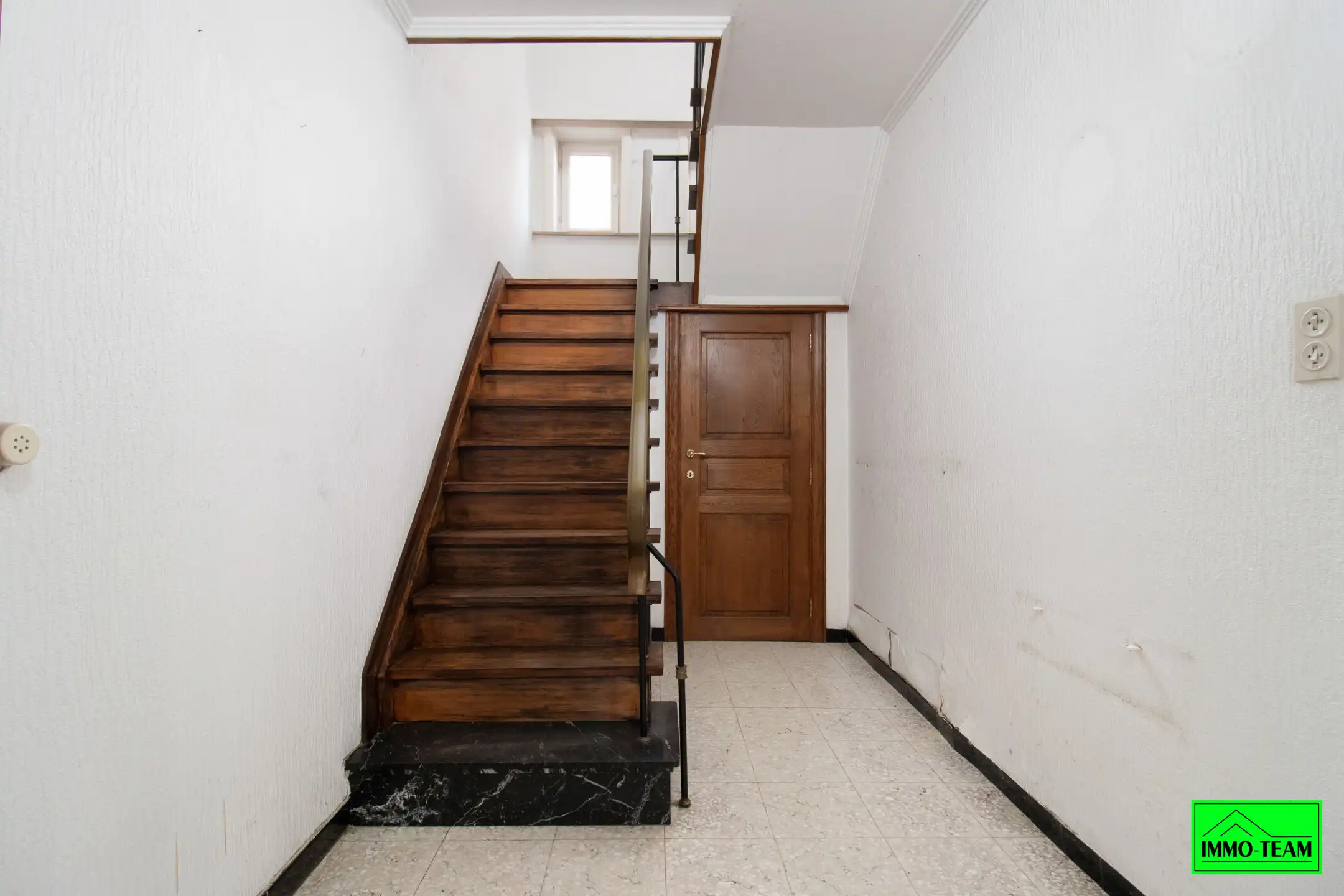 Te renoveren 4-gevel woning met garage en tuin foto 12