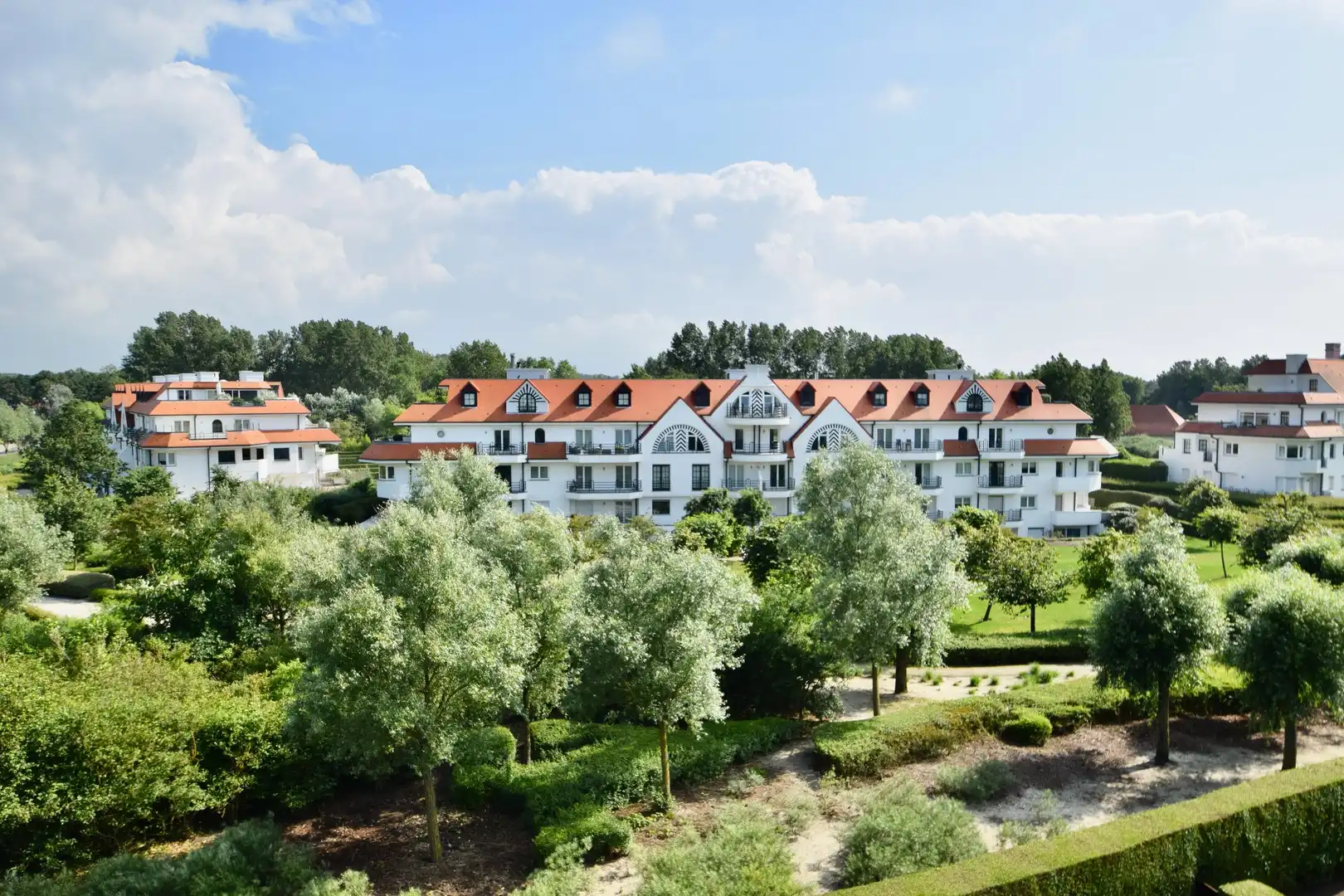 Zonovergoten tuin appartement met groot terras en prachtige tuin gelegen in het exclusieve domein Tennis Gardens. foto 13