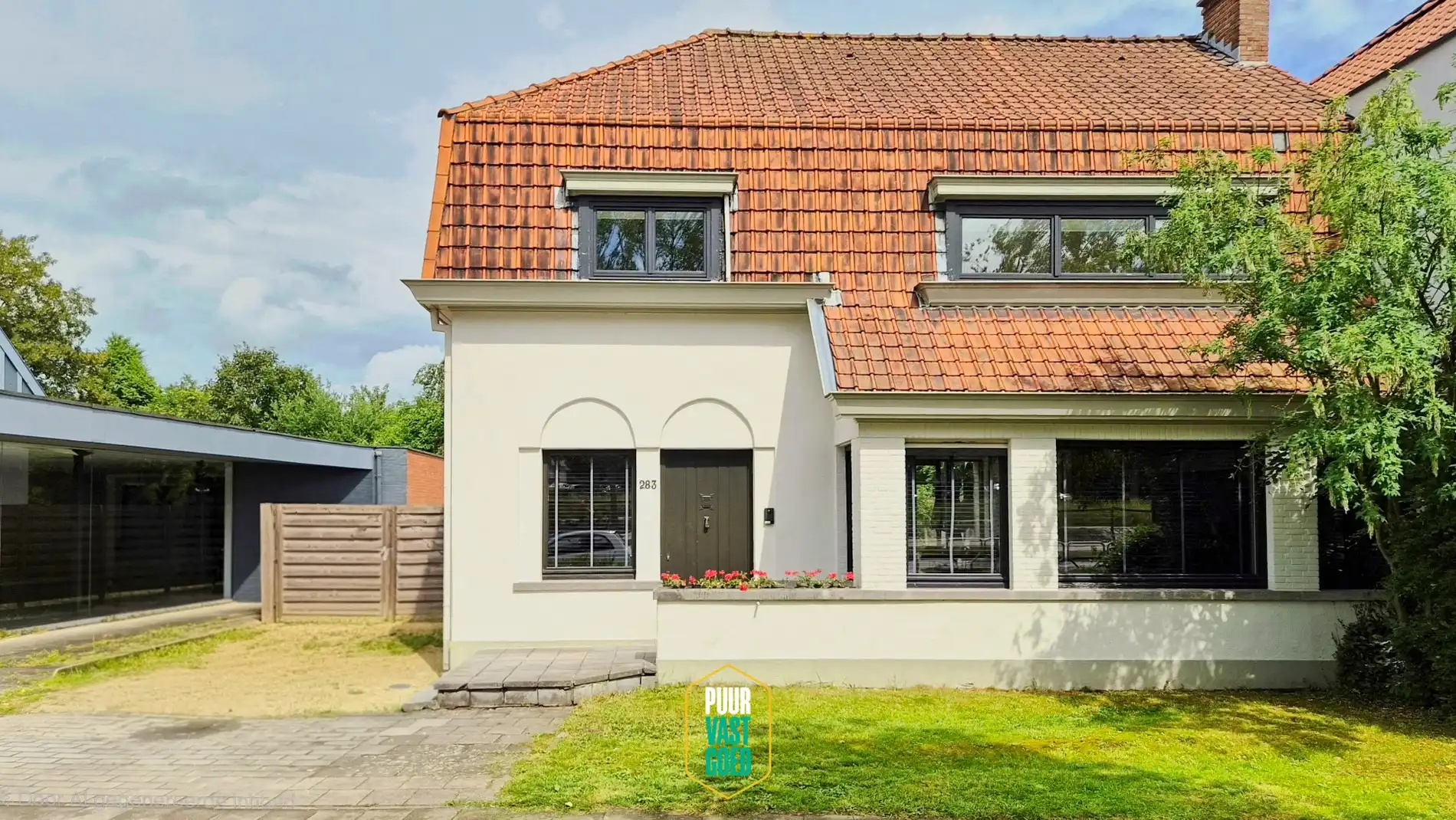 Gerenoveerde en uitgebouwde halfopen woning met 4 slpk foto {{pictureIndex}}