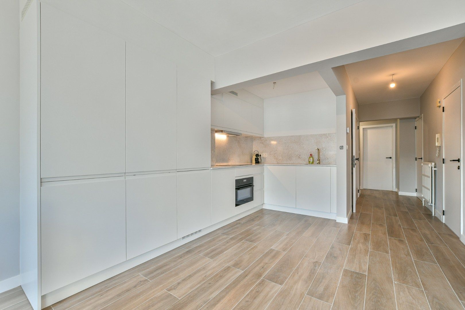 Gerenoveerd 2-slaapkamerappartement op toplocatie - vlakbij de zeedijk! foto 5