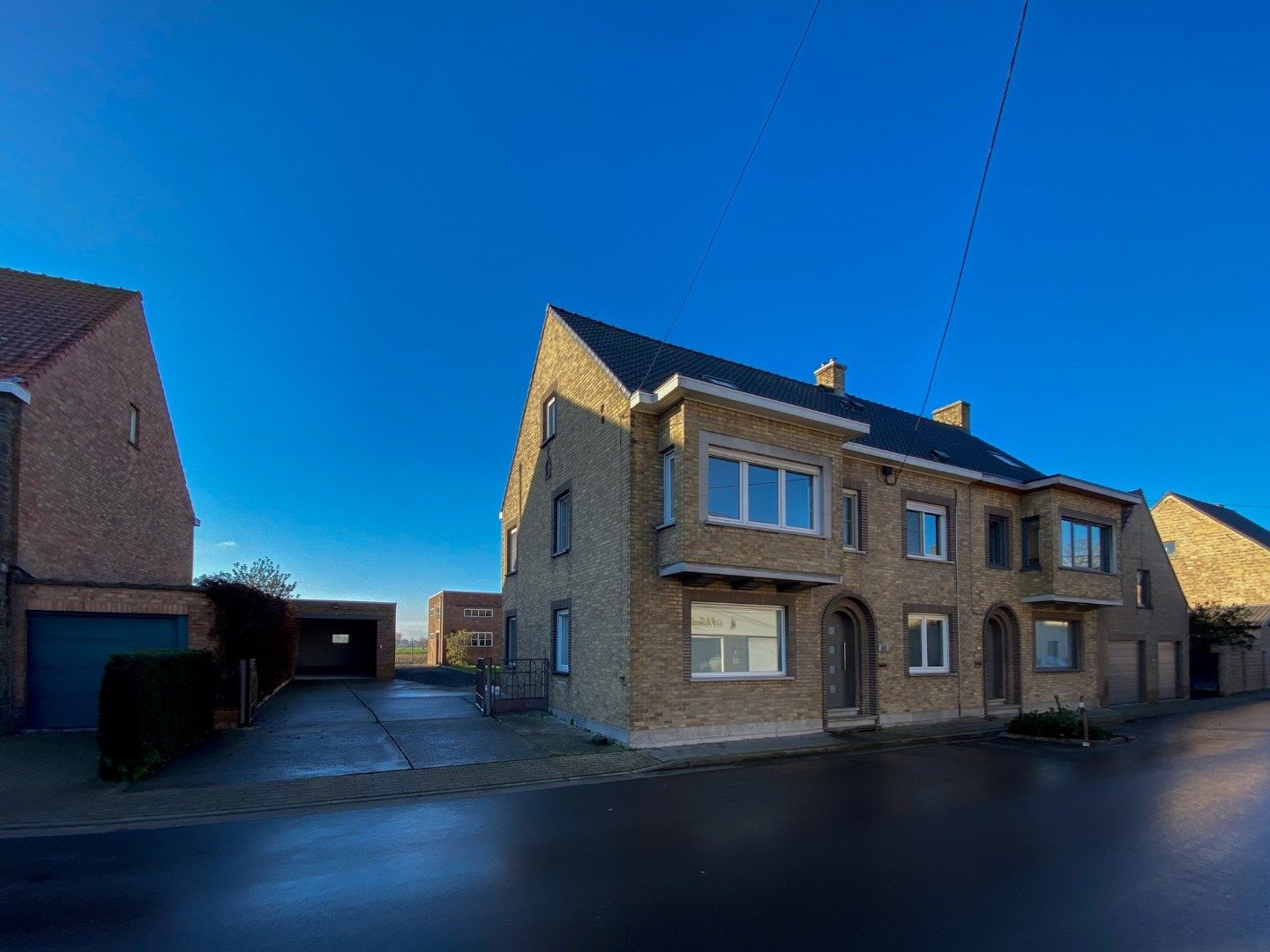 Woning met 4 slaapkamers, garage, loods en tuin. foto {{pictureIndex}}