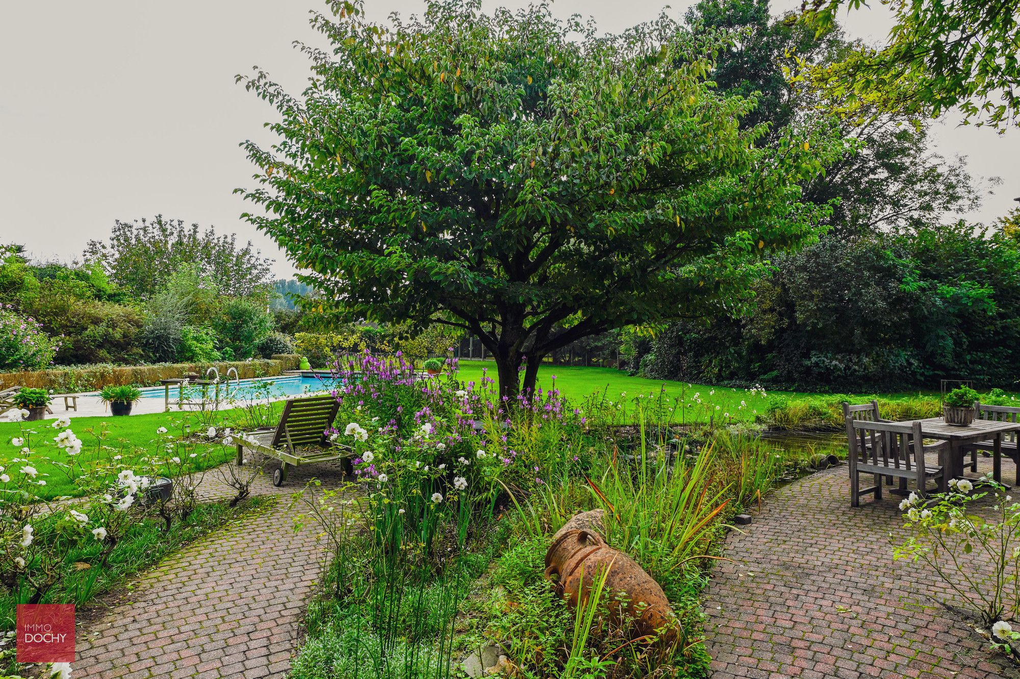 Goed gelegen villa op prachtig stuk (bouw)grond foto 6