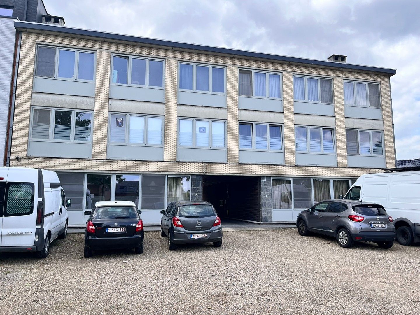 Gelijkvloers appartement met 2 slaapkamers, kelderberging en garage foto {{pictureIndex}}