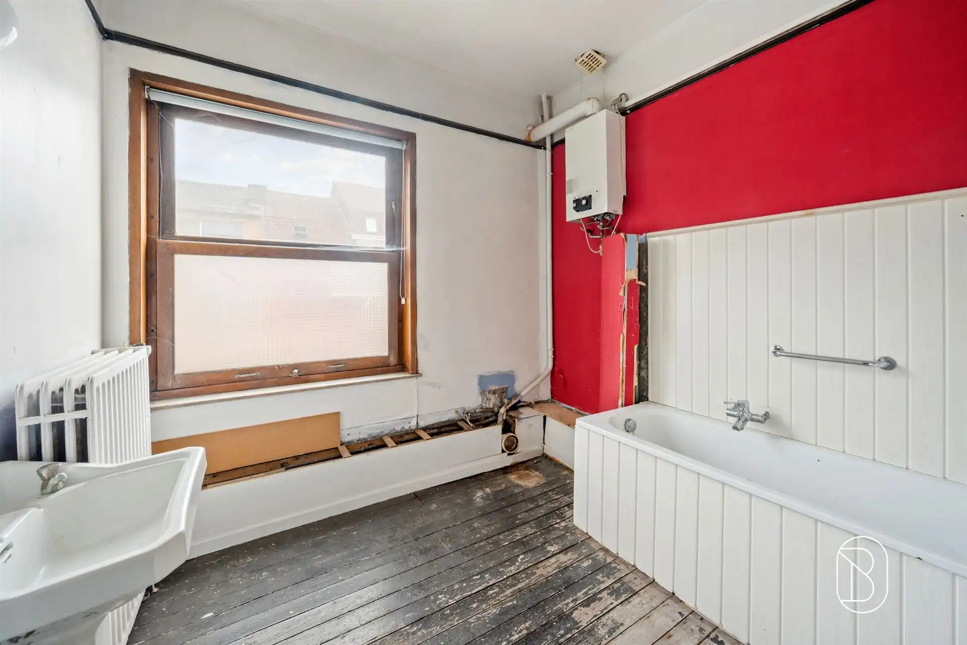 Te renoveren woning met veel potentieel!  foto 12