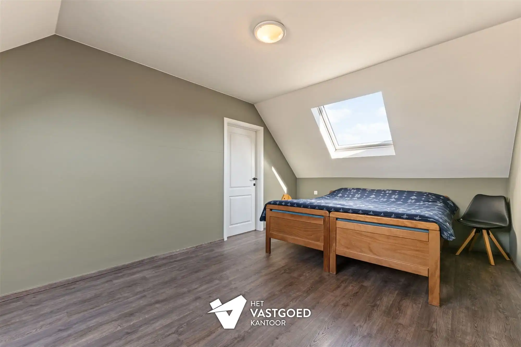 ZEER RUIM DUPLEX APPARTEMENT (158M²) MET 3 SLAAPKAMERS EN ONDERGRONDSE STAANPLAATS MET BERGING TE TESSENDERLO foto 16