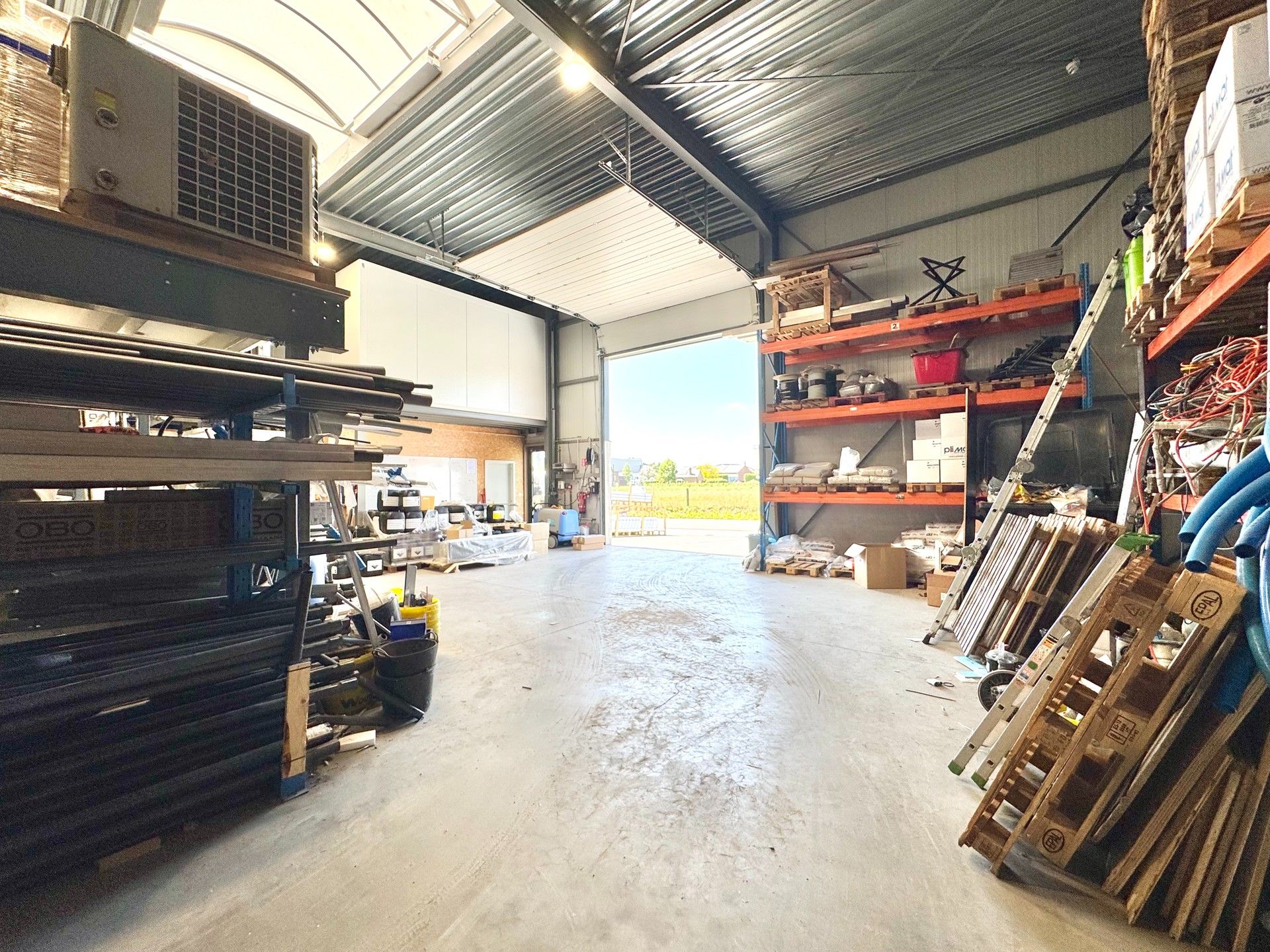 MAGAZIJN MET BURELEN/ SHOWROOM foto 8