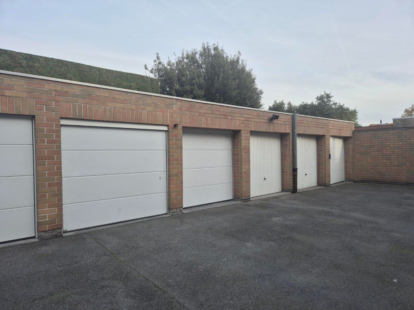 Gesloten garagebox foto {{pictureIndex}}