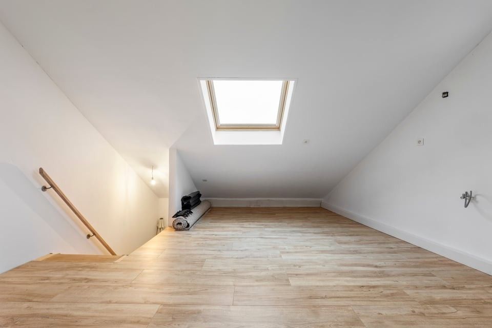 INSTAPKLARE HALFOPEN BEBOUWING MET ZONNEPANELEN EN TERRAS IN TONGEREN foto 23