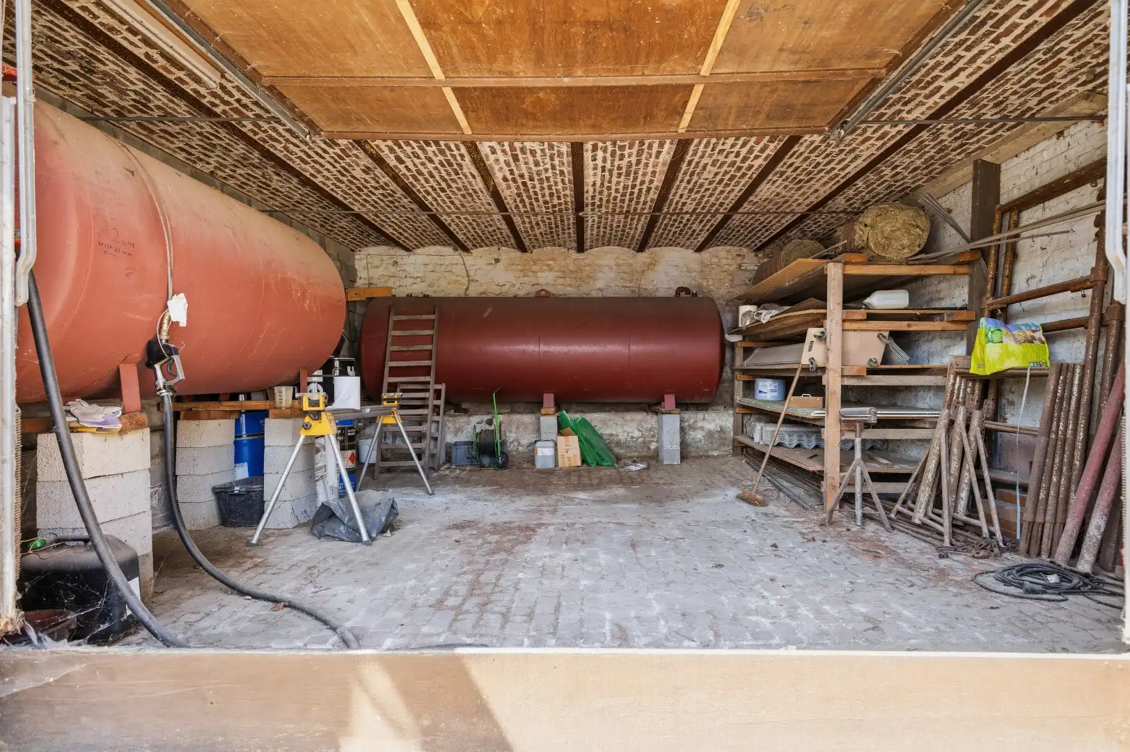 Loods met garage en tuin op ruim perceel van 827 m² foto 14