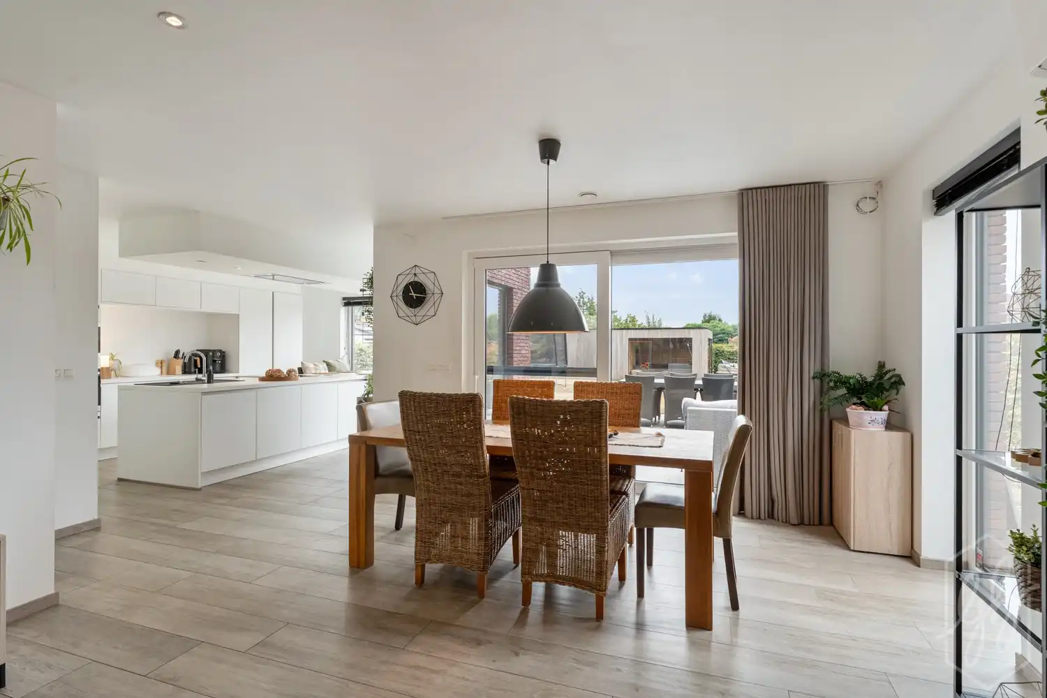 Instapklare BEN woning uit 2019 met zuidgerichte tuin en poolhouse foto 5