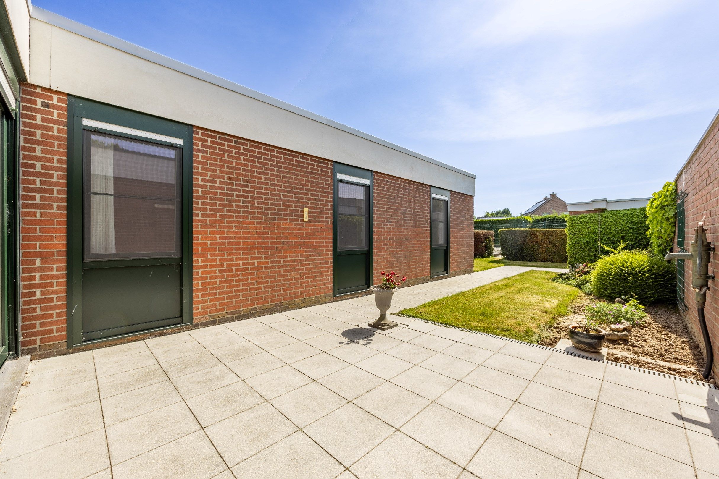 TRAPLOZE WONING MET GARAGE foto 2