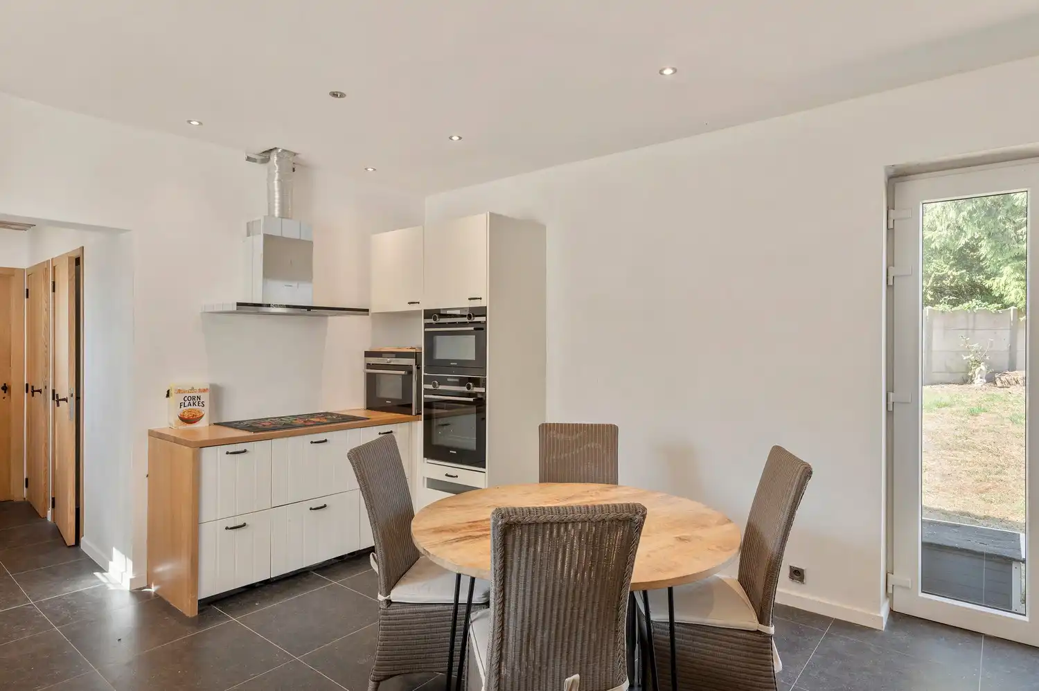 Grotendeels gerenoveerde gezinswoning op een ruim perceel van 1.084 m². foto 12