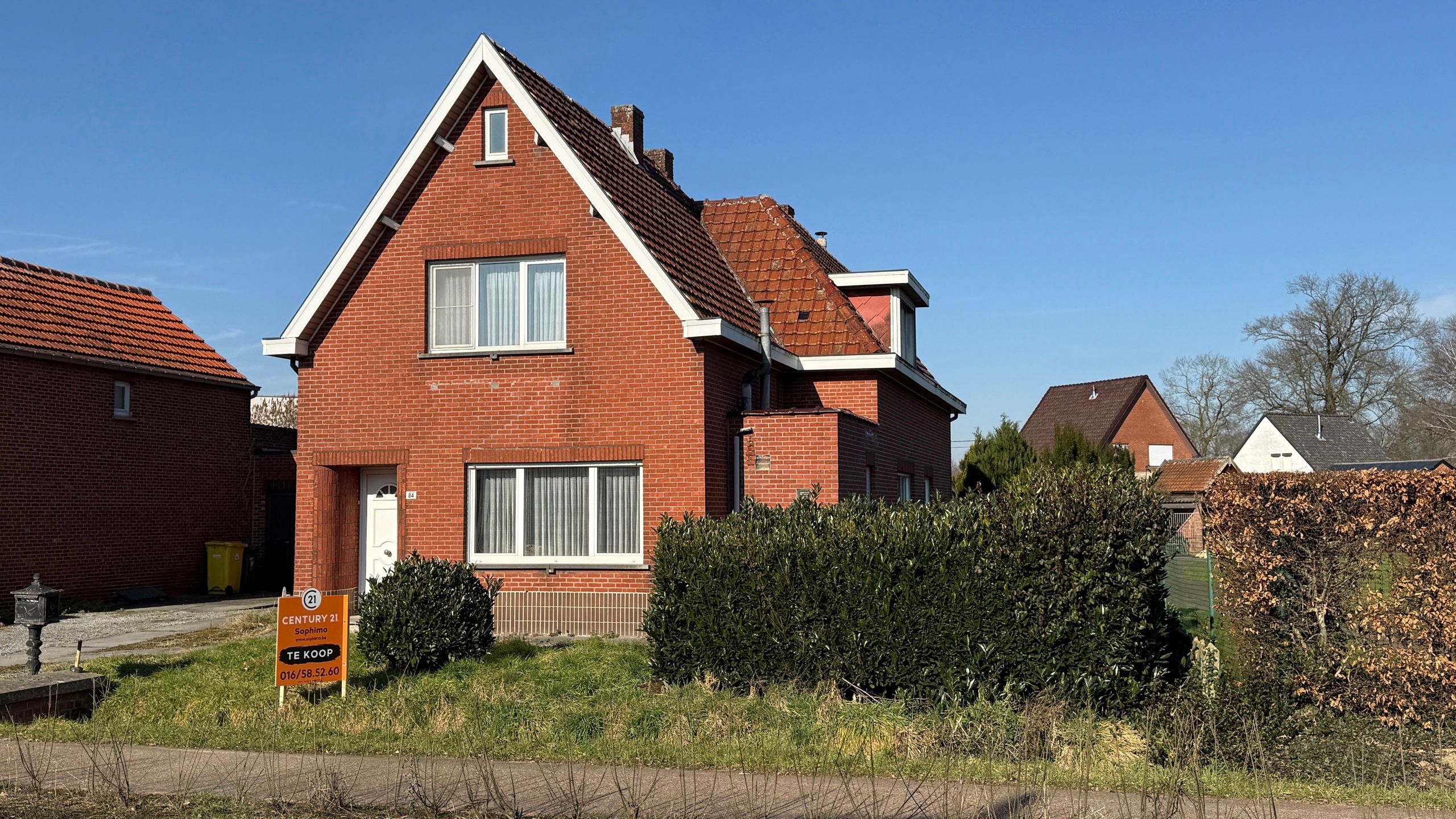 Te renoveren woning met veel potentieel foto 2