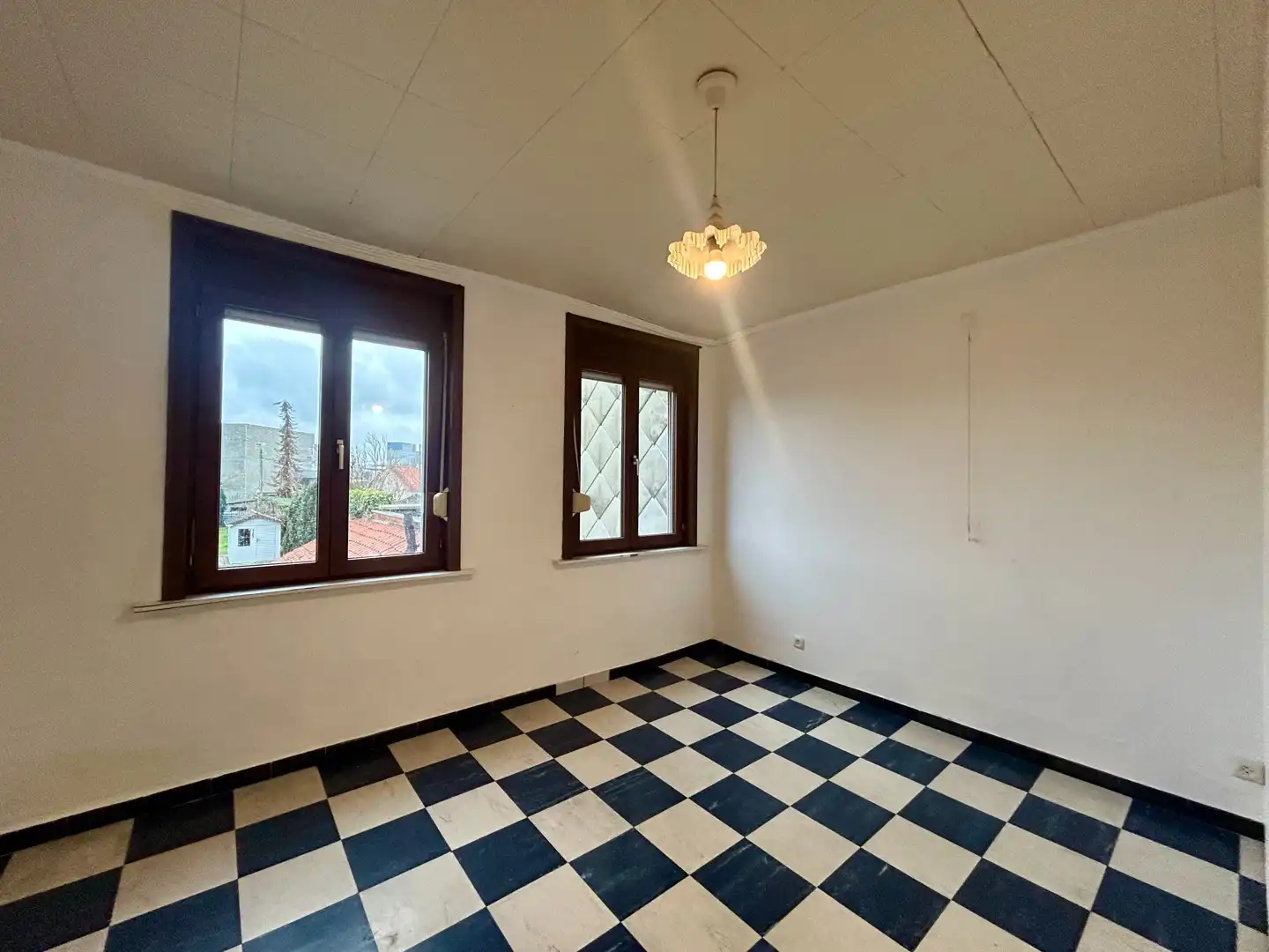 Karaktervolle rijwoning met tuin en garage te Izegem! foto 2