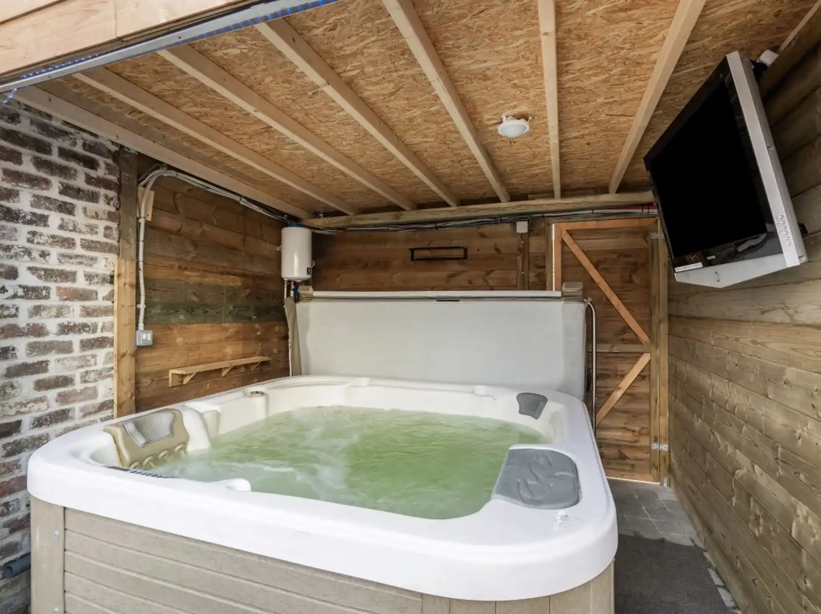 Landelijk gelegen woning met 4/5 slpks, zwembad en tuin foto 11