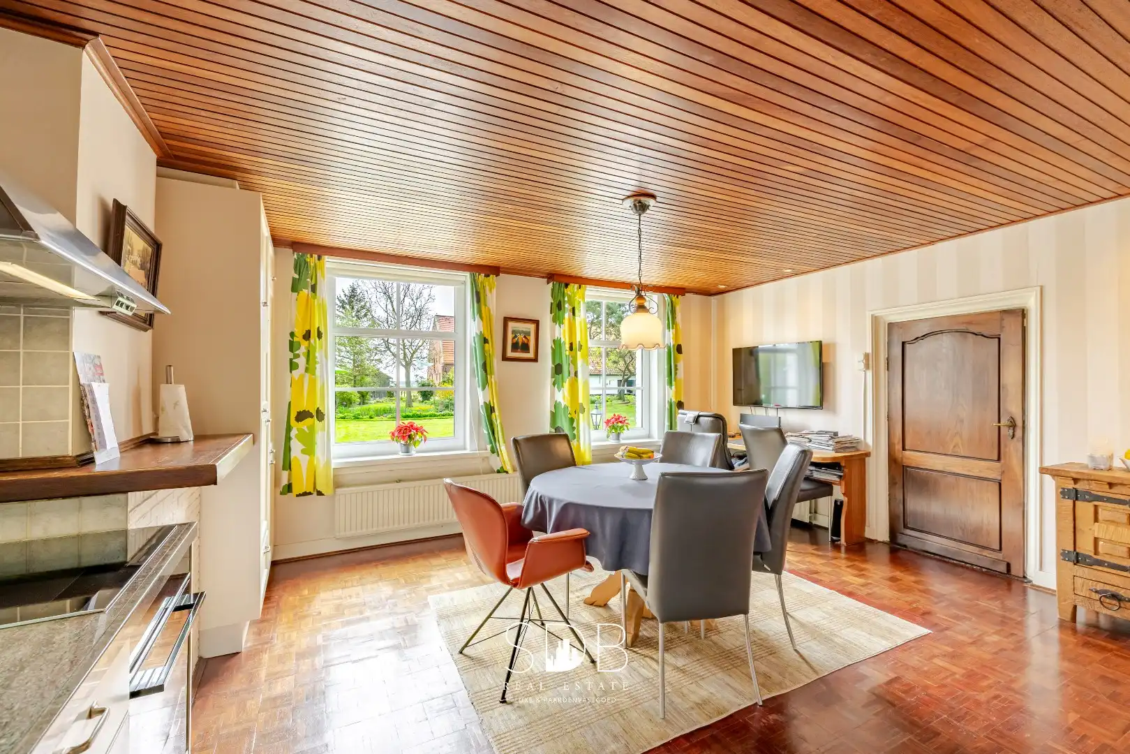 Landelijke woning met authentiek gastenhuis, stalgebouw, graslanden en buitenpiste op 20.285m² foto 8