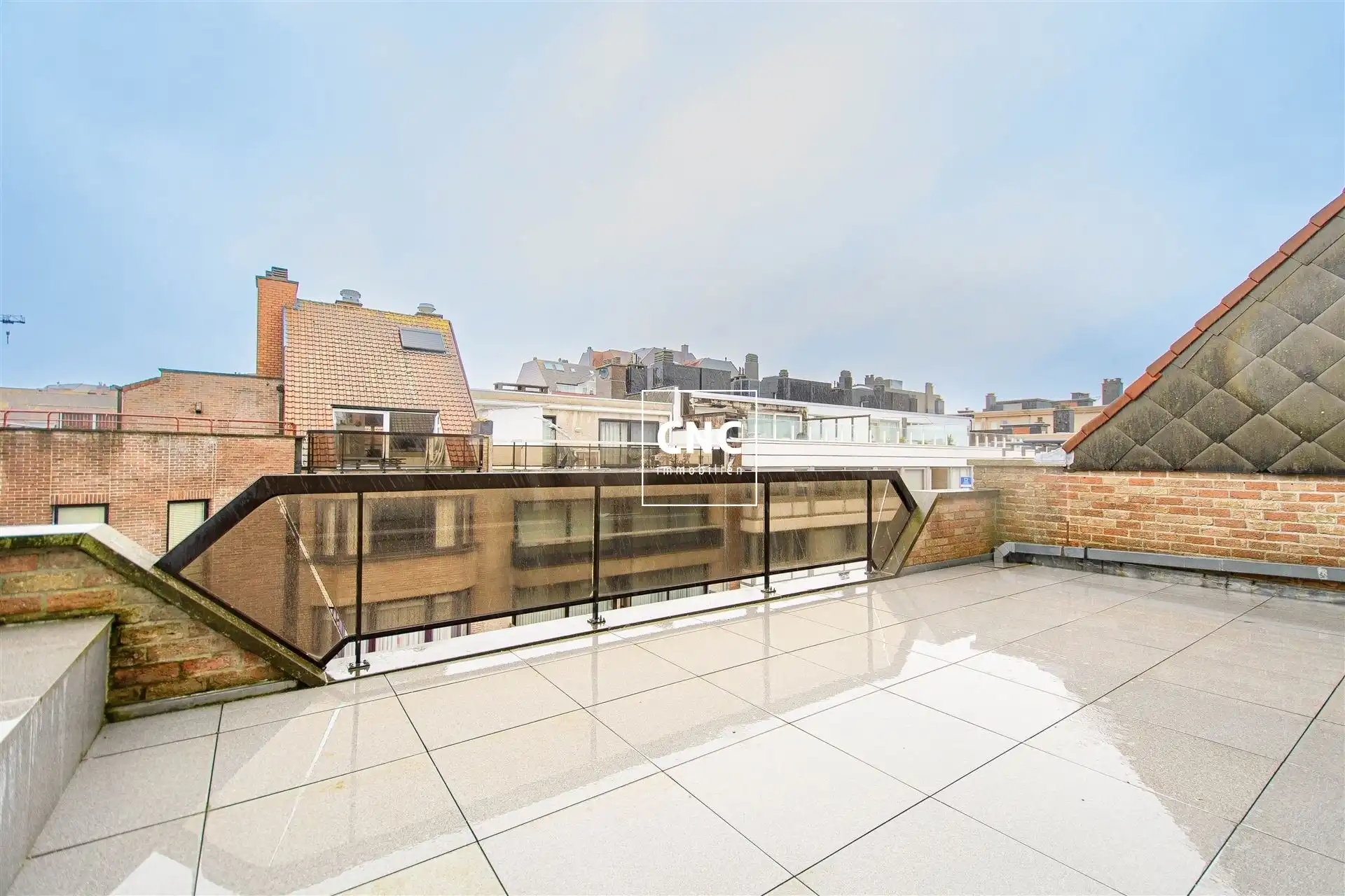 Gerenoveerde penthouse met grote terrassen nabij de zeedijk foto 4