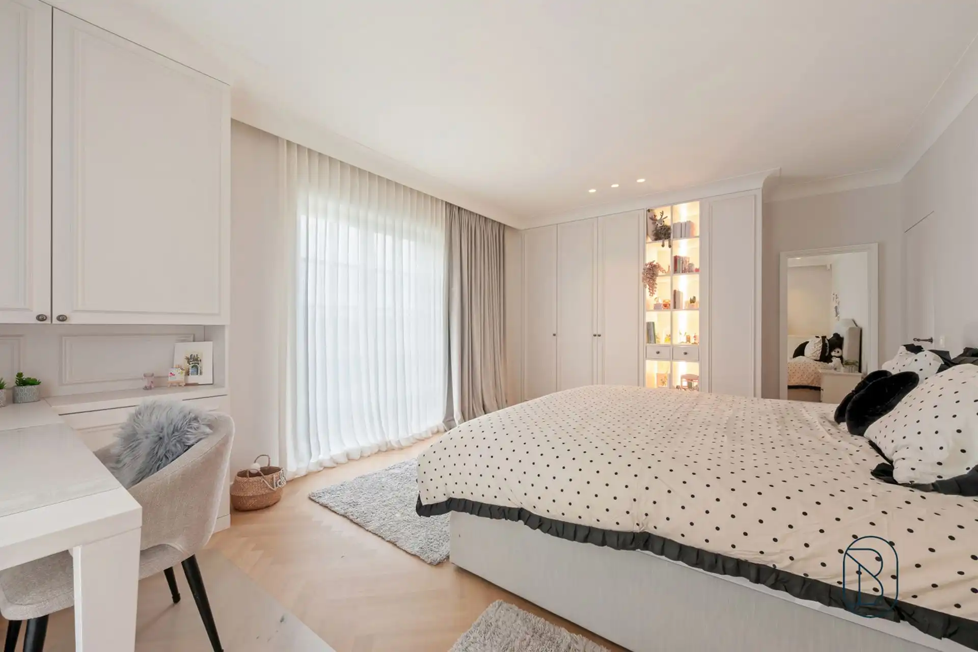 Prachtig afgewerkte franse villa met bijgebouw en zwembad foto 36