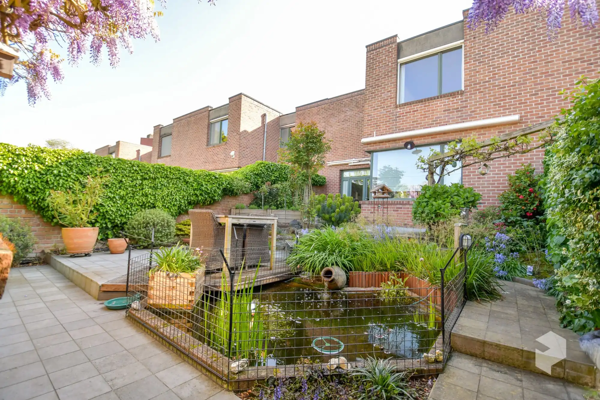 Ruime goed onderhouden woning met 3 slpk en tuin foto 2
