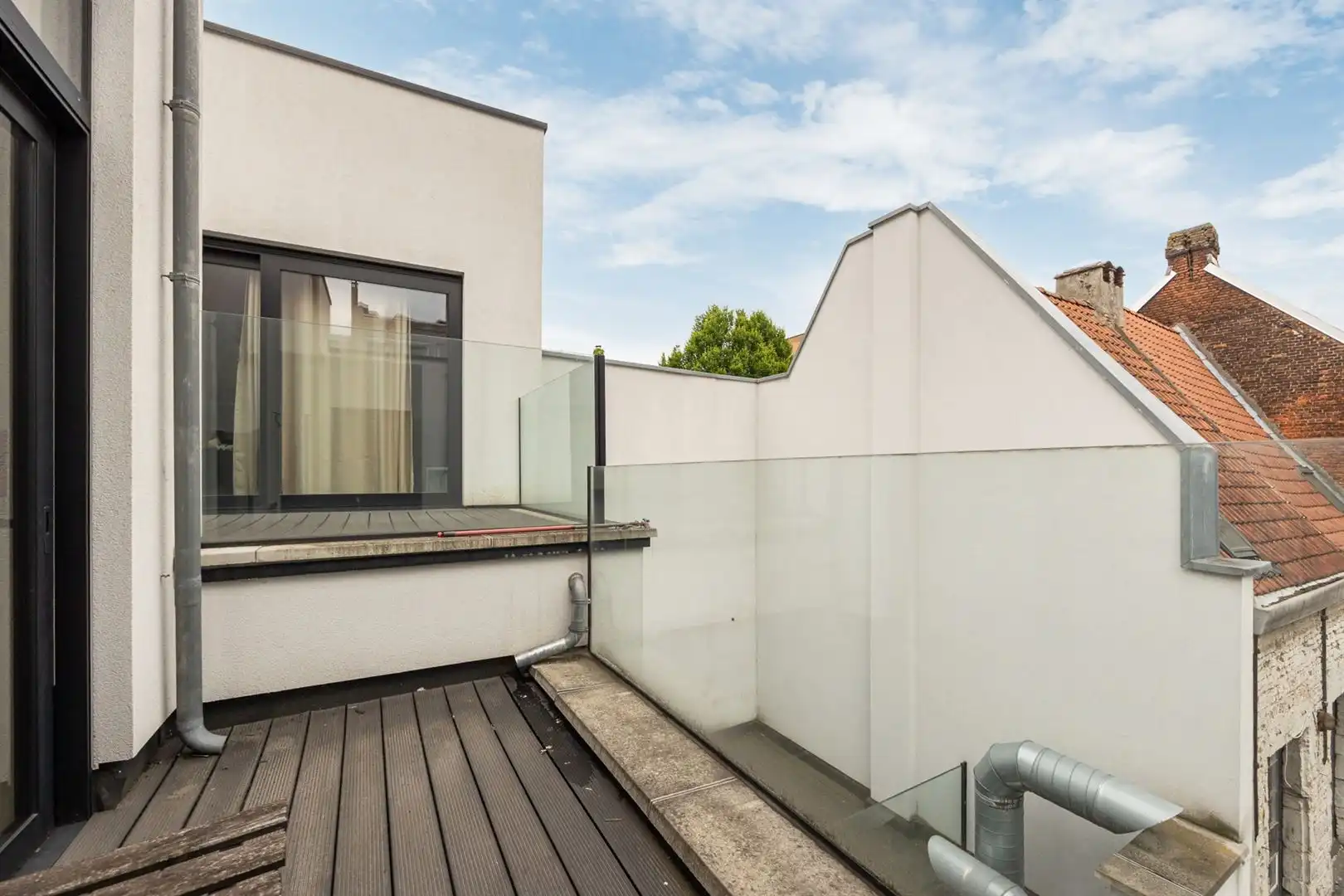 Gerenoveerd appartement met gezellig terras en één slaapkamer foto 8