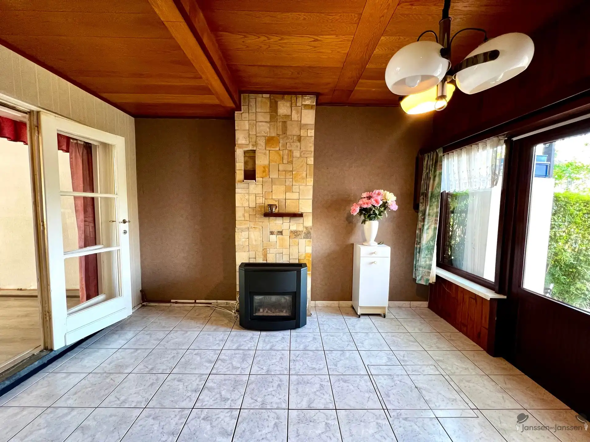 Centraal gelegen te renoveren woning  foto 6
