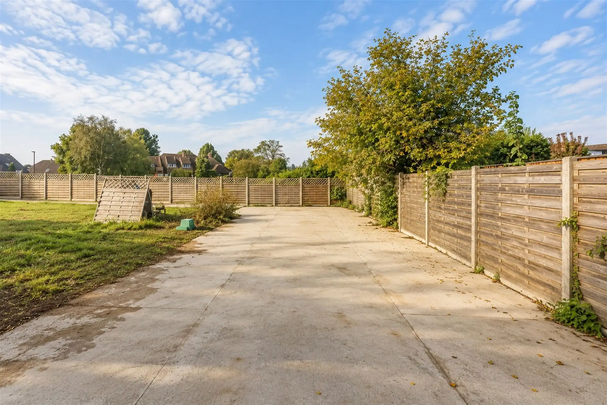 Ruime gelijkvloerse villa met garage en grote tuin foto 36