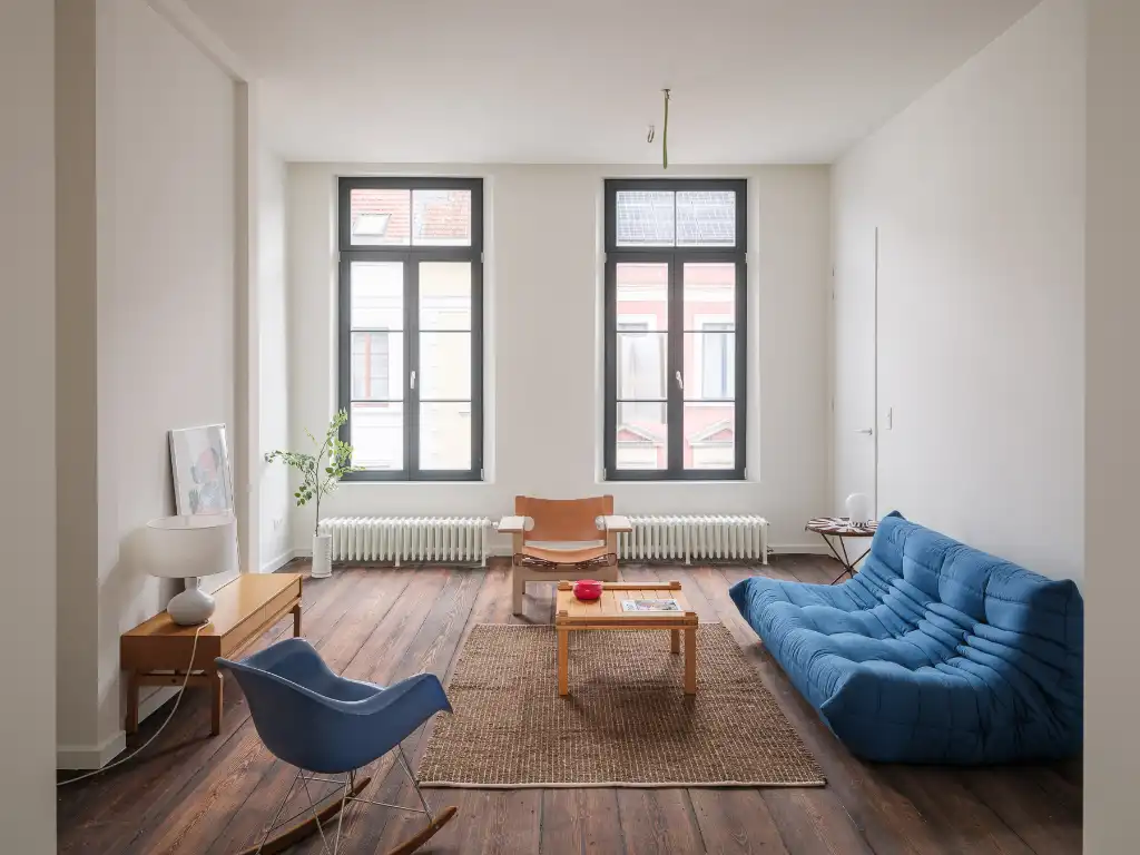 Gerenoveerd tweeslaapkamerappartement met zonnig terras in een voormalige herenwoning, nabij het historisch centrum van Gent. foto {{pictureIndex}}