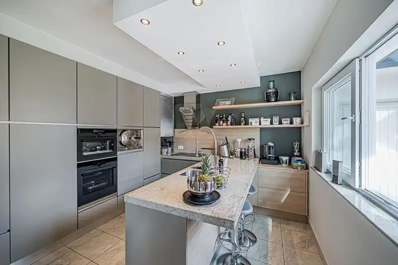 Karaktervolle, statige villawoning met 3 à 4 slpks en royale tuin foto 9