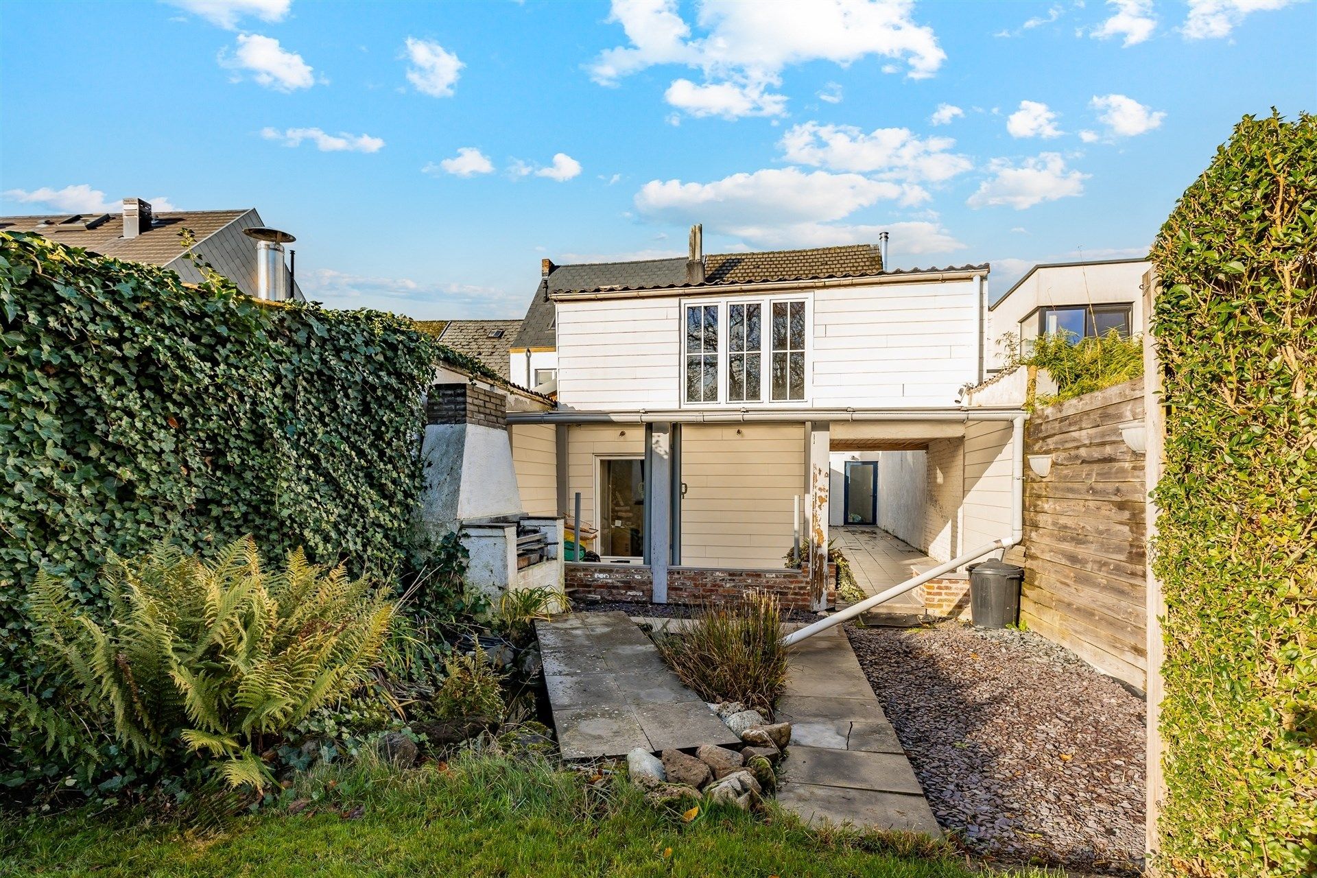 Gezellige rijwoning met uitzonderlijke grote tuin en externe garage in hartje Schellebelle foto 24