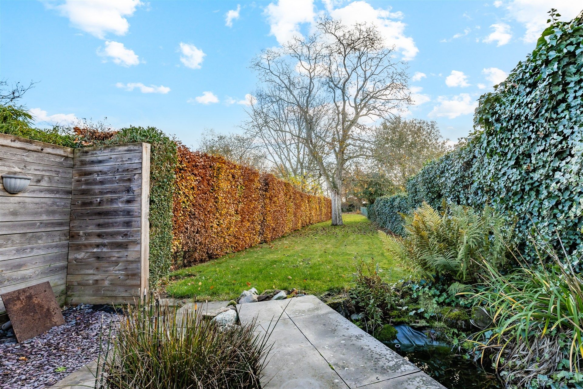 Gezellige rijwoning met uitzonderlijke grote tuin en externe garage in hartje Schellebelle foto 24