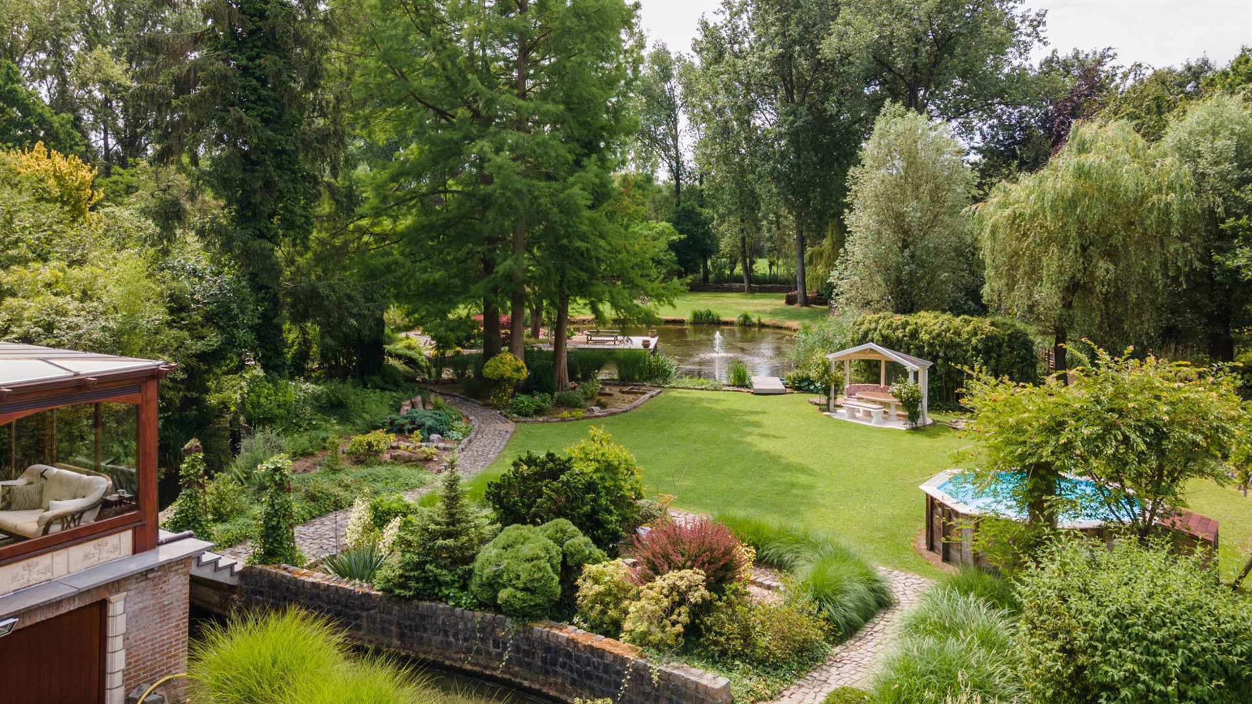 Hoofdfoto van de publicatie: Uitzonderlijke hoeve met praktijk in oase van groen 
